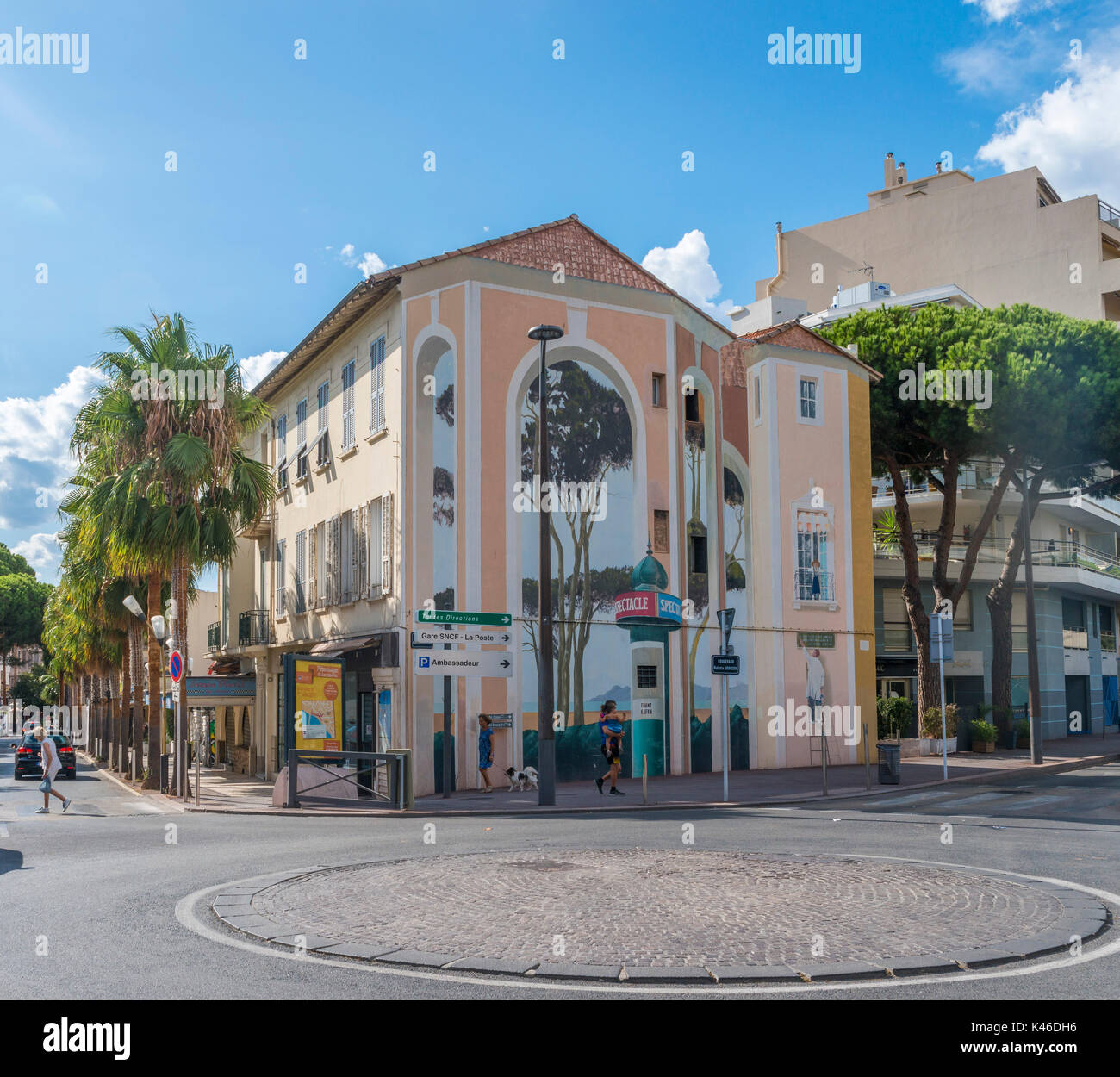 Retro Stil Wandmalerei an der Wand von Gebäude in Juan-les-Pins, Cote d'Azur, Frankreich Stockfoto