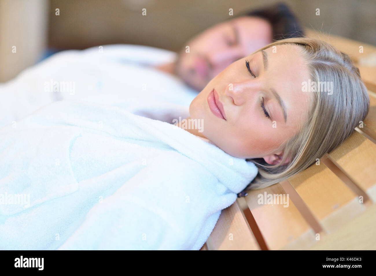 Schönes Paar entspannende zusammen im Spa Zentrum nach einem Beauty Behandlung Stockfoto