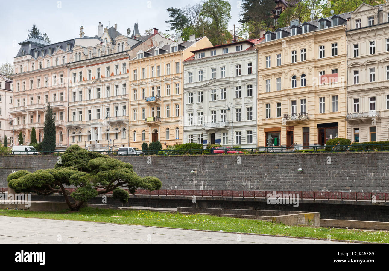 Alte Wohn häuser Fassaden entlang des Flusses Tepla Küste. Stadt Karlovy Vary, Tschechische Republik Stockfoto