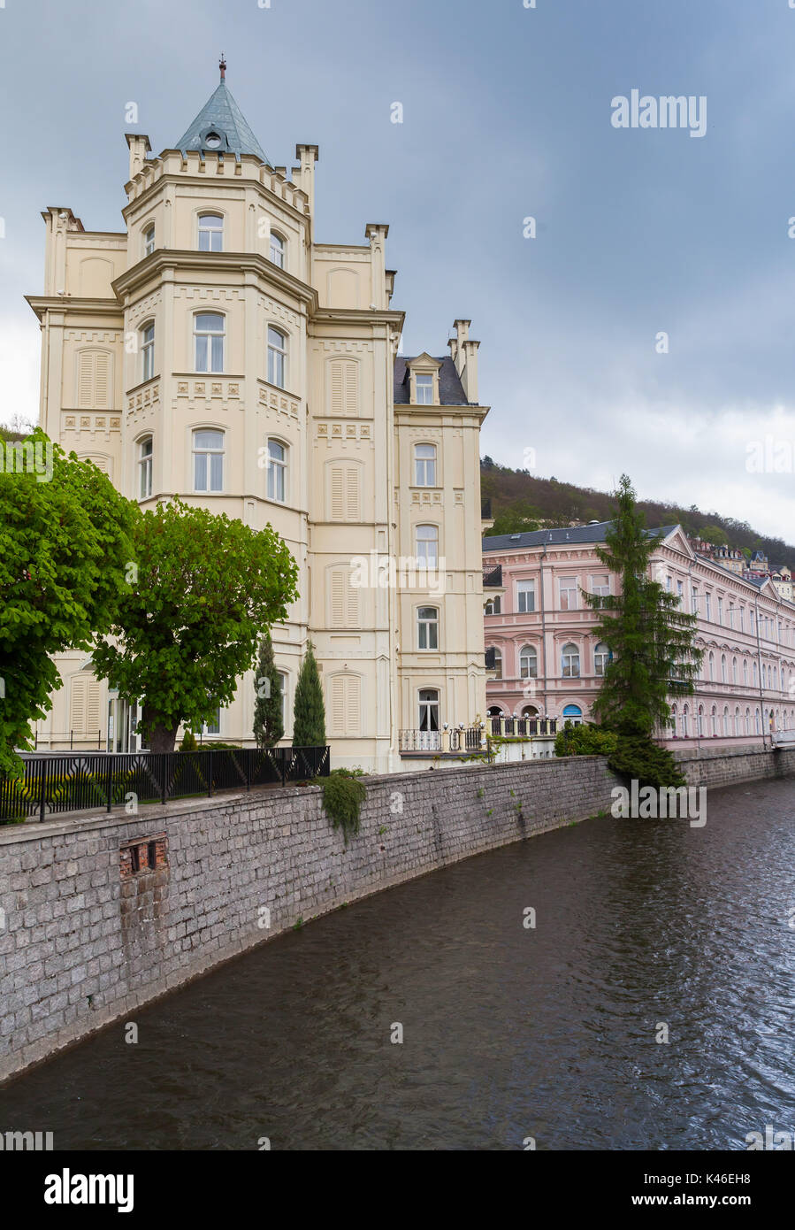 Tepla River Street View von Karlovy Vary, Tschechische Republik Stockfoto