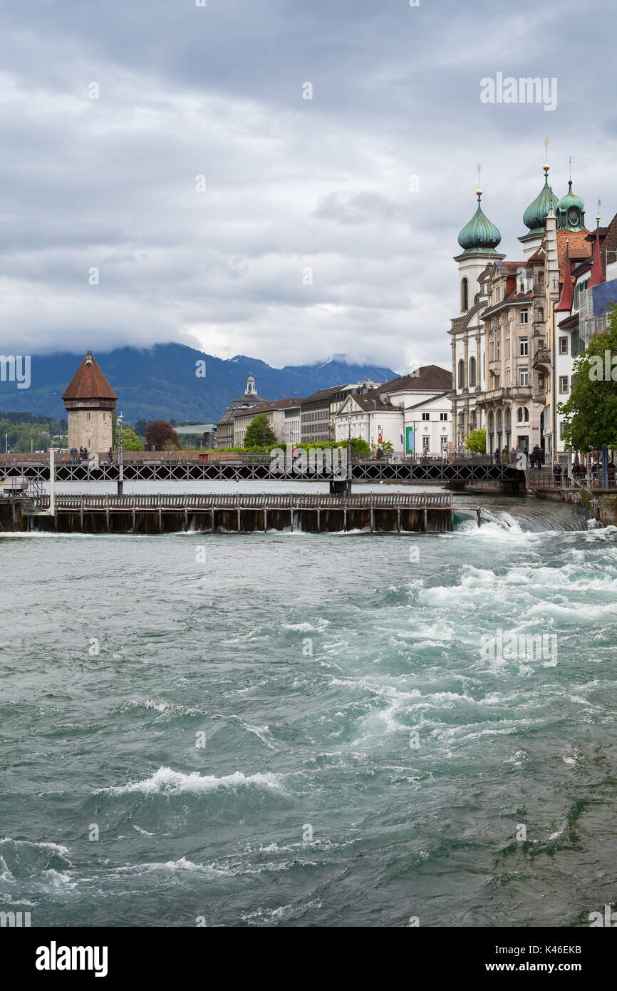 Stadtbild der Stadt Luzern in der Zentralschweiz, Reuss, Kapellbrücke am Horizont Stockfoto