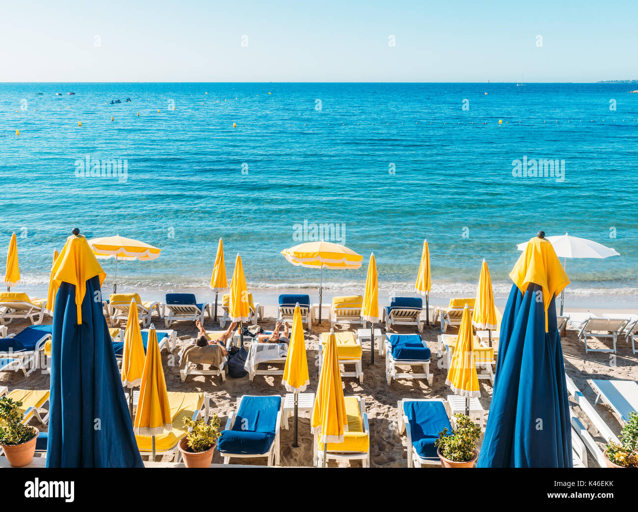 Reihen von leeren Strand Lounges in Juan-les-Pins, Frankreich Stockfoto