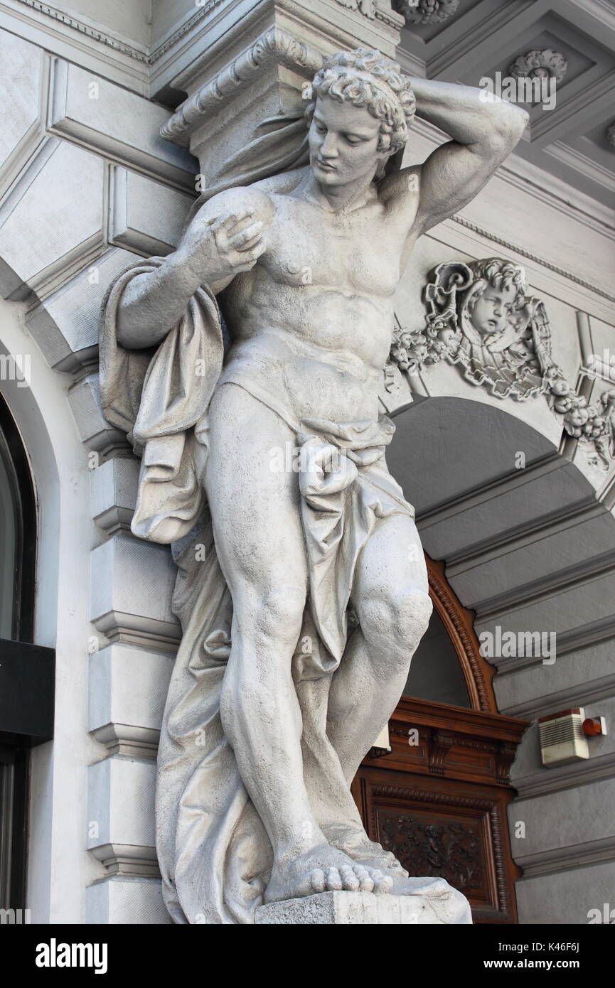 Muskelbepackte Statue eine Spalte auf einem Renaissance-Palast zu unterstützen. Metapher der macht Stockfoto
