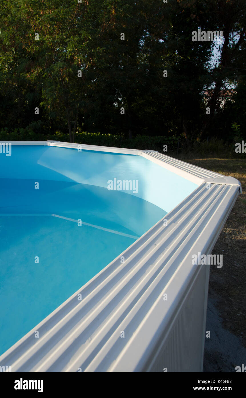 Blick auf Metal frame Pool bereit für ein erfrischendes Bad Stockfoto