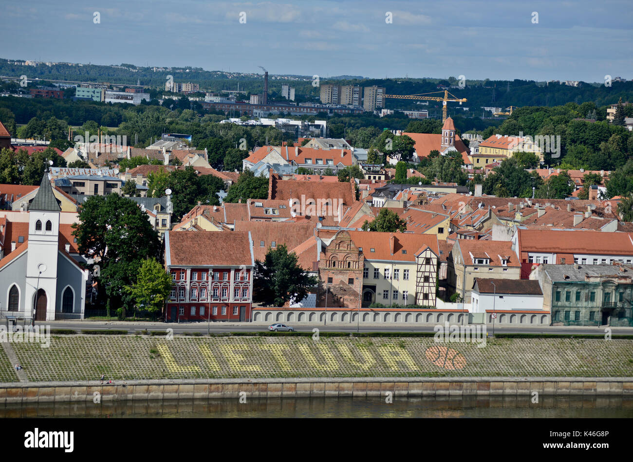 Kaunas: Basketball Inschrift "Lietuva (Litauen) in der Bank der Memel. Stockfoto