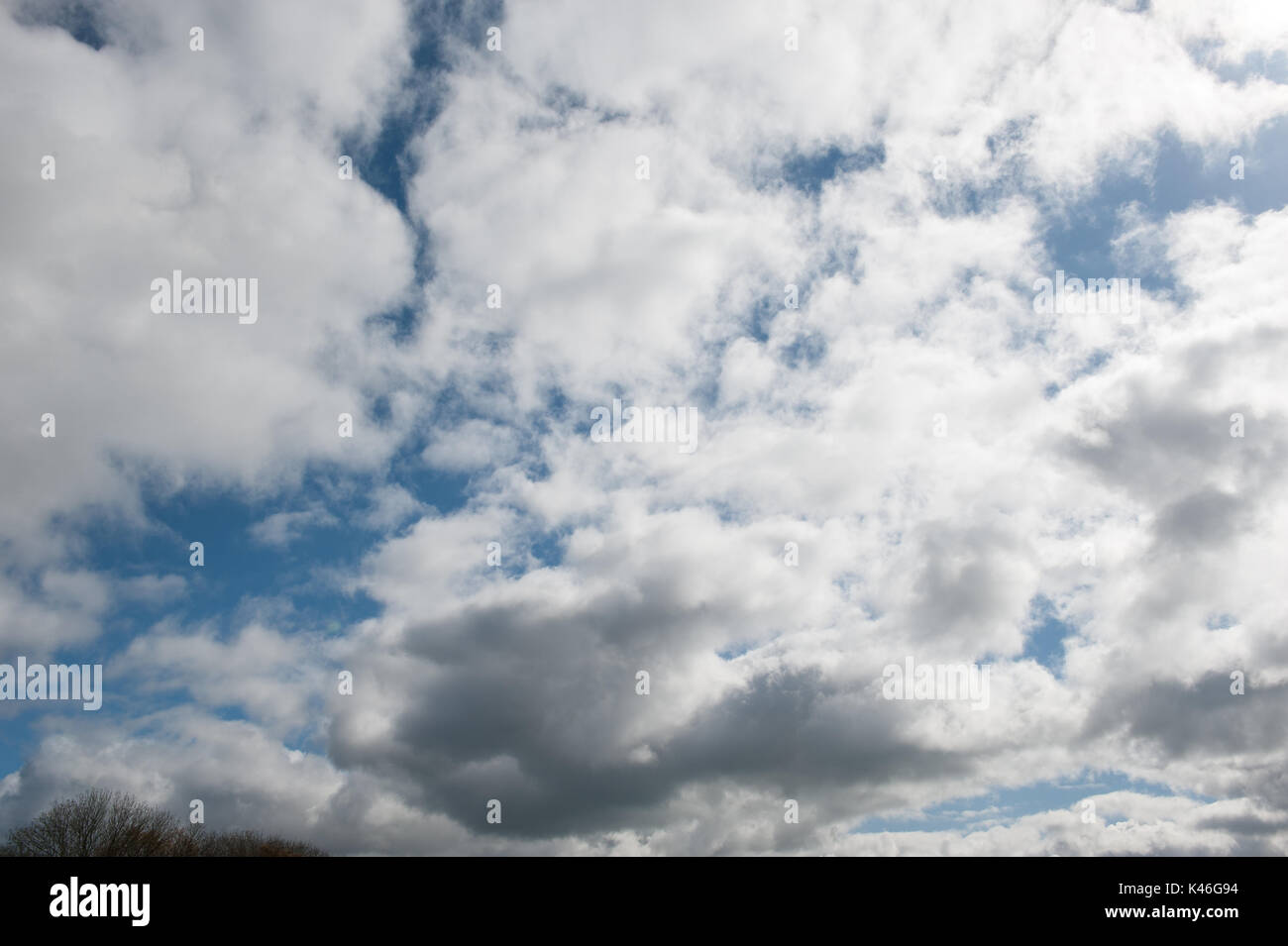 Wolken und Bue sky sonnigen Tag Stockfoto