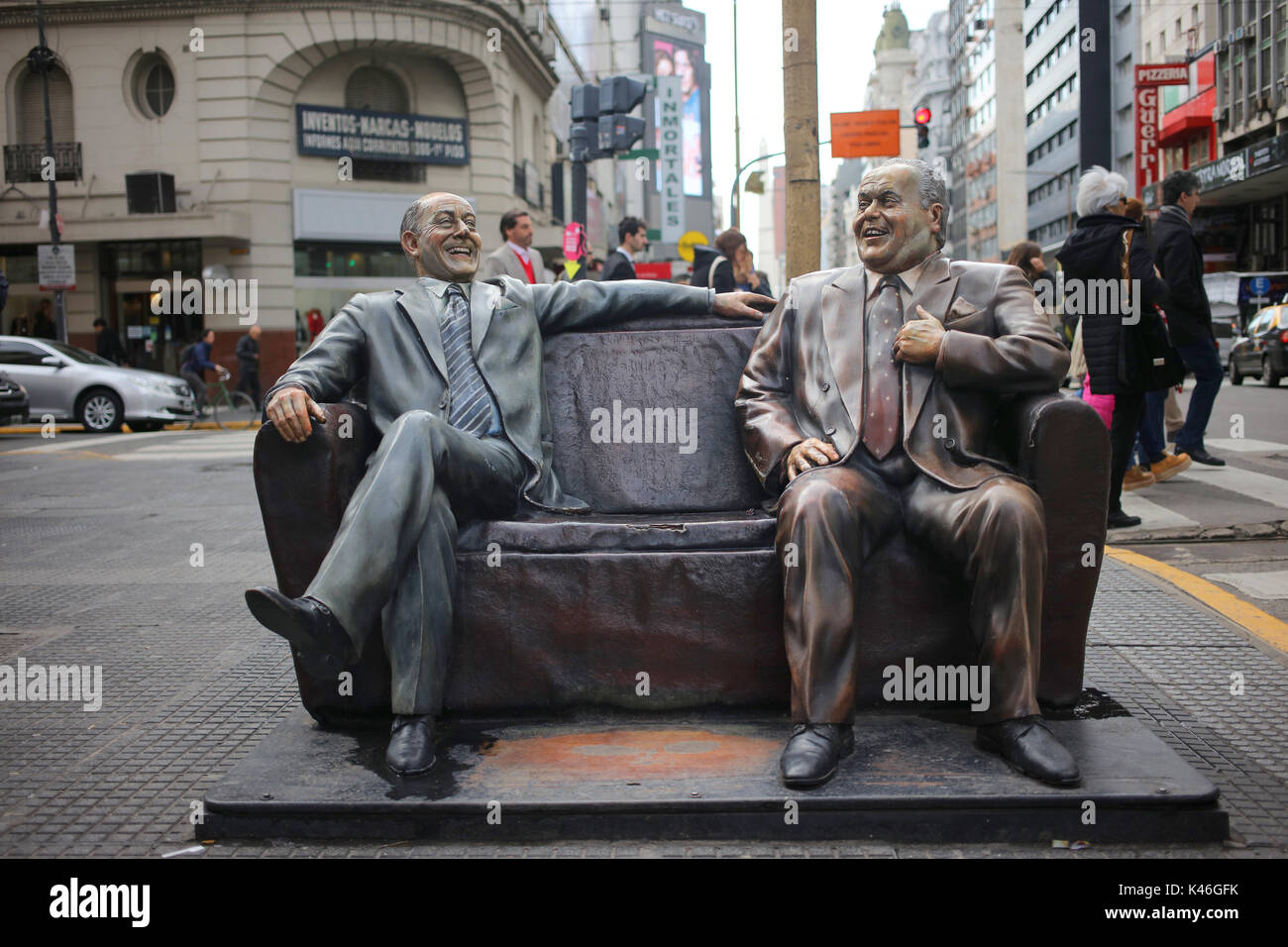 DOWNTOWN, BUENOS AIRES - SEPTEMBER 2017 Statuen von Alberto Olmdo und Javier Portales, zwei comedians aus den 80s, mitten in der Innenstadt. Stockfoto