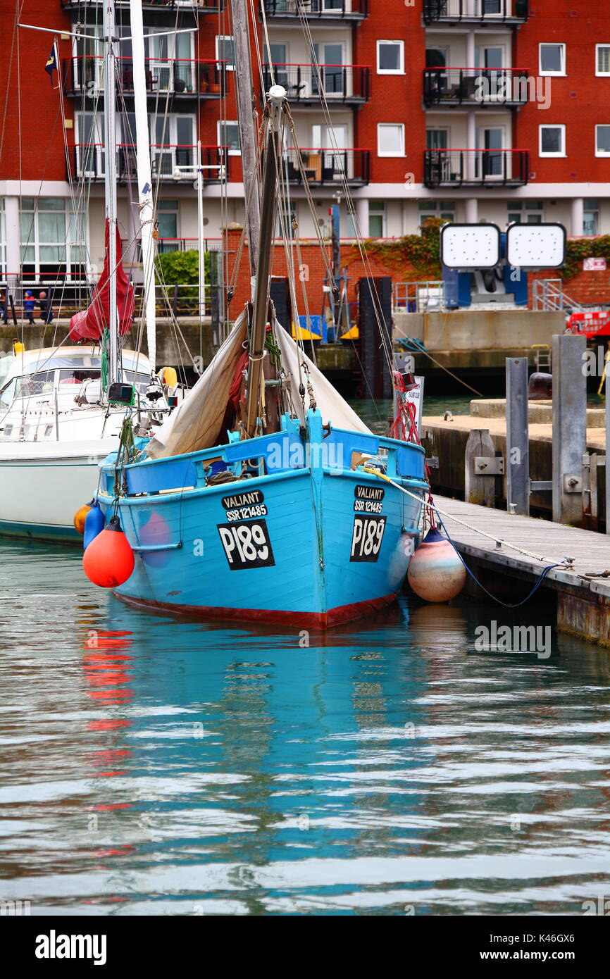 Gaffel verzurrte Fischerboot Valiant, jetzt komplett restauriert, nachdem sie in den Solent von einem Katamaran versenkt. Stockfoto