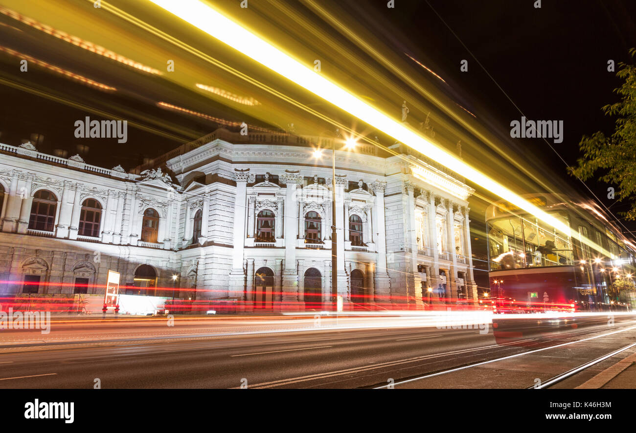 Berühmte Wiener Burgtheater Wien Österreich bei Nacht Stockfoto