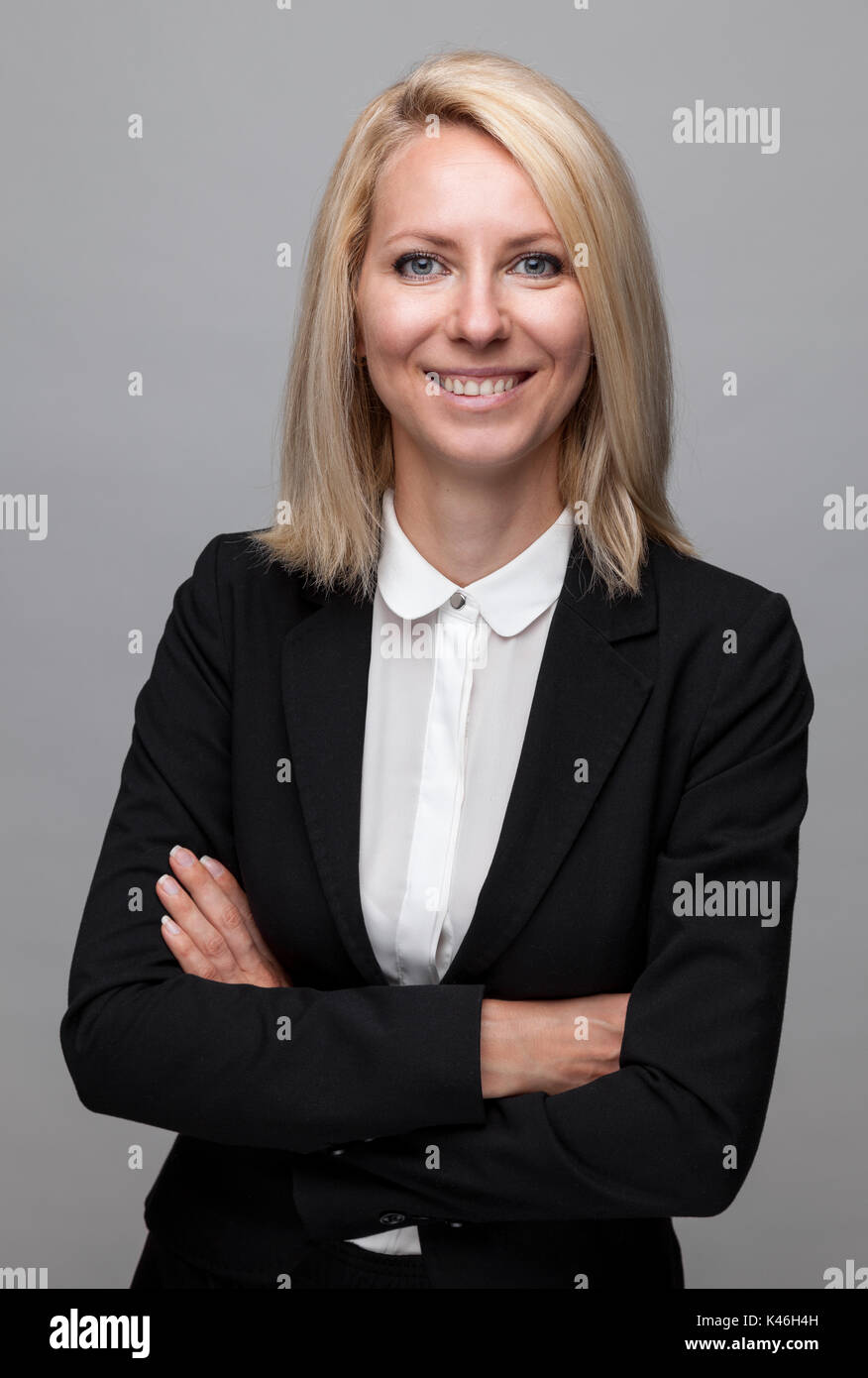 Junge und glückliche Business woman in Anzug Stockfoto