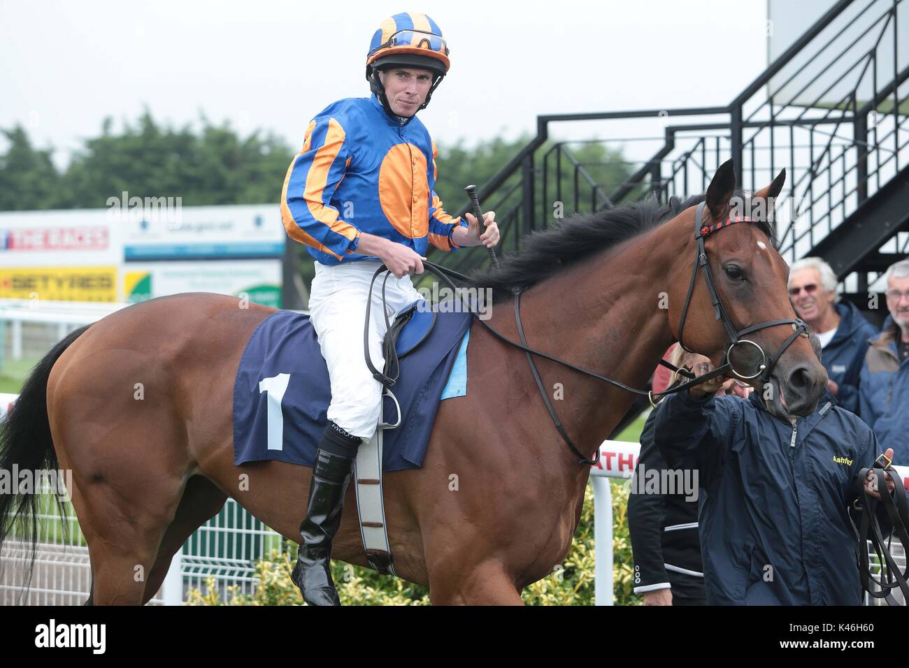 Top Jockey Ryan Moore macht eine seltene Erscheinung in seiner lokalen Anschluss Brighton, East Sussex. Stockfoto