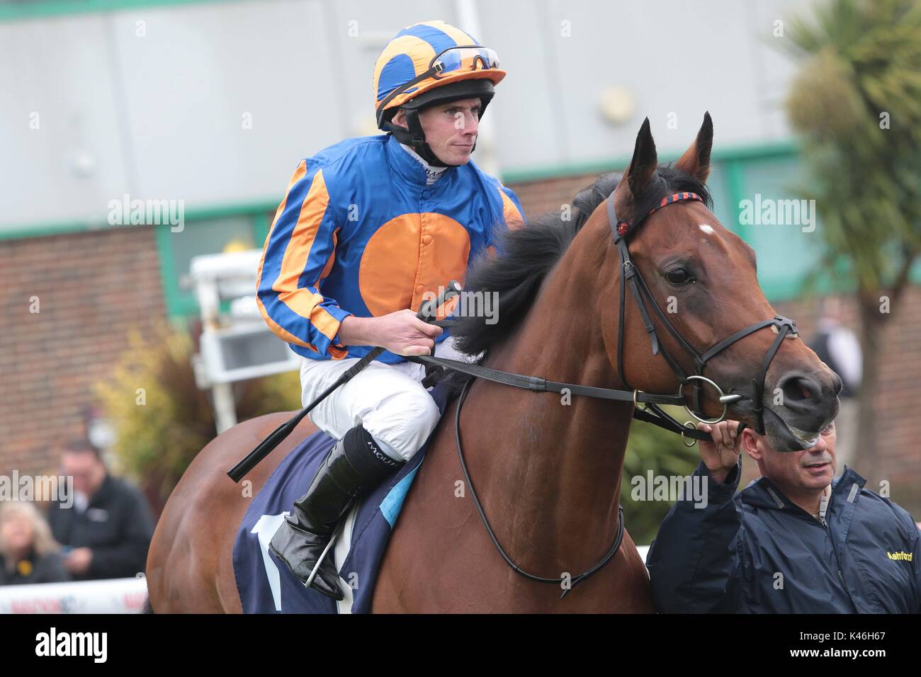 Top Jockey Ryan Moore macht eine seltene Erscheinung in seiner lokalen Anschluss Brighton, East Sussex. Stockfoto