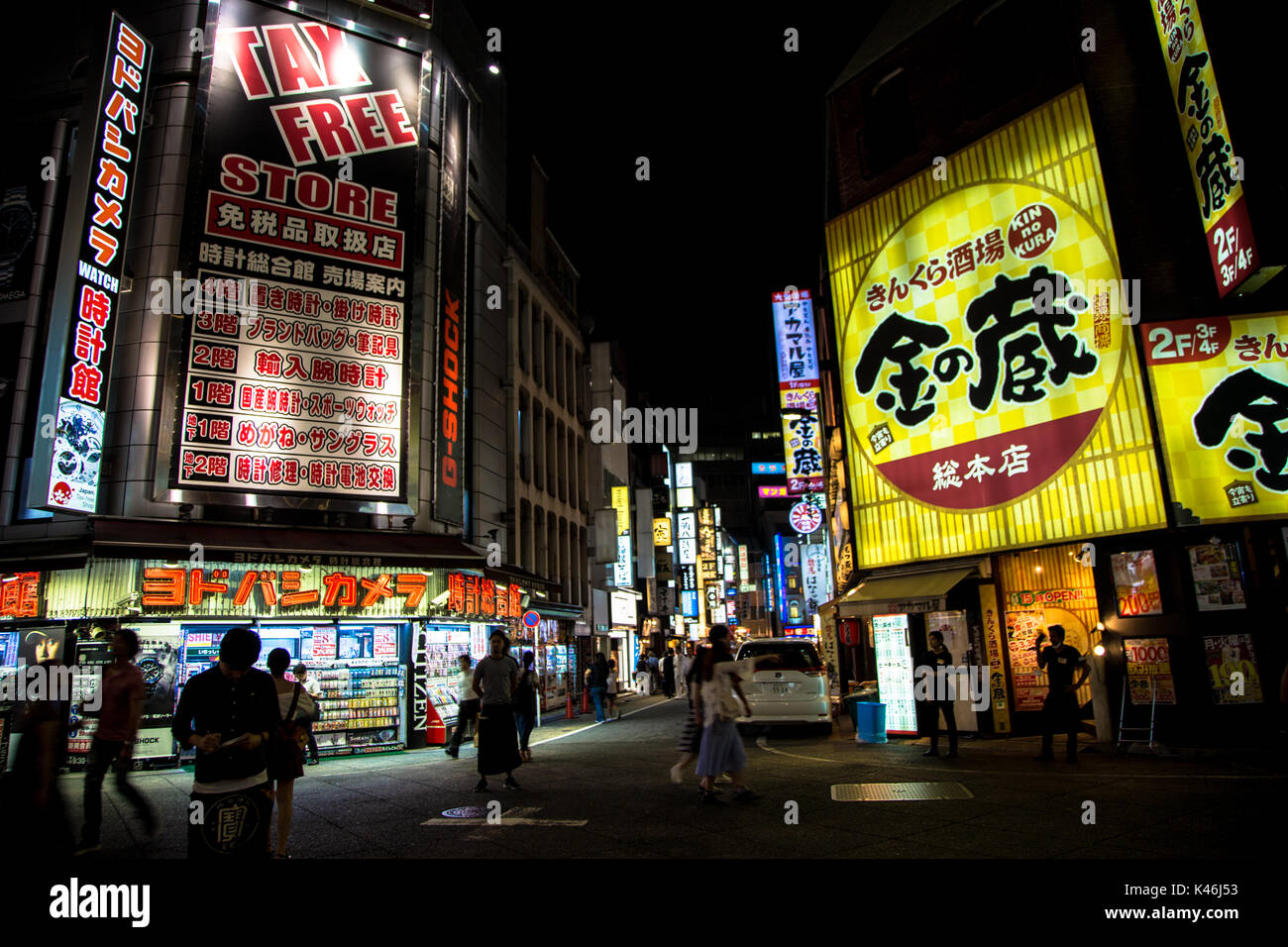 Shinjuku Geschäfte in der Nacht mit seinen Neon Lichter, die in lokalen und touristischen Unternehmen zu ziehen häufig auch als elektrische Street bekannt. Stockfoto