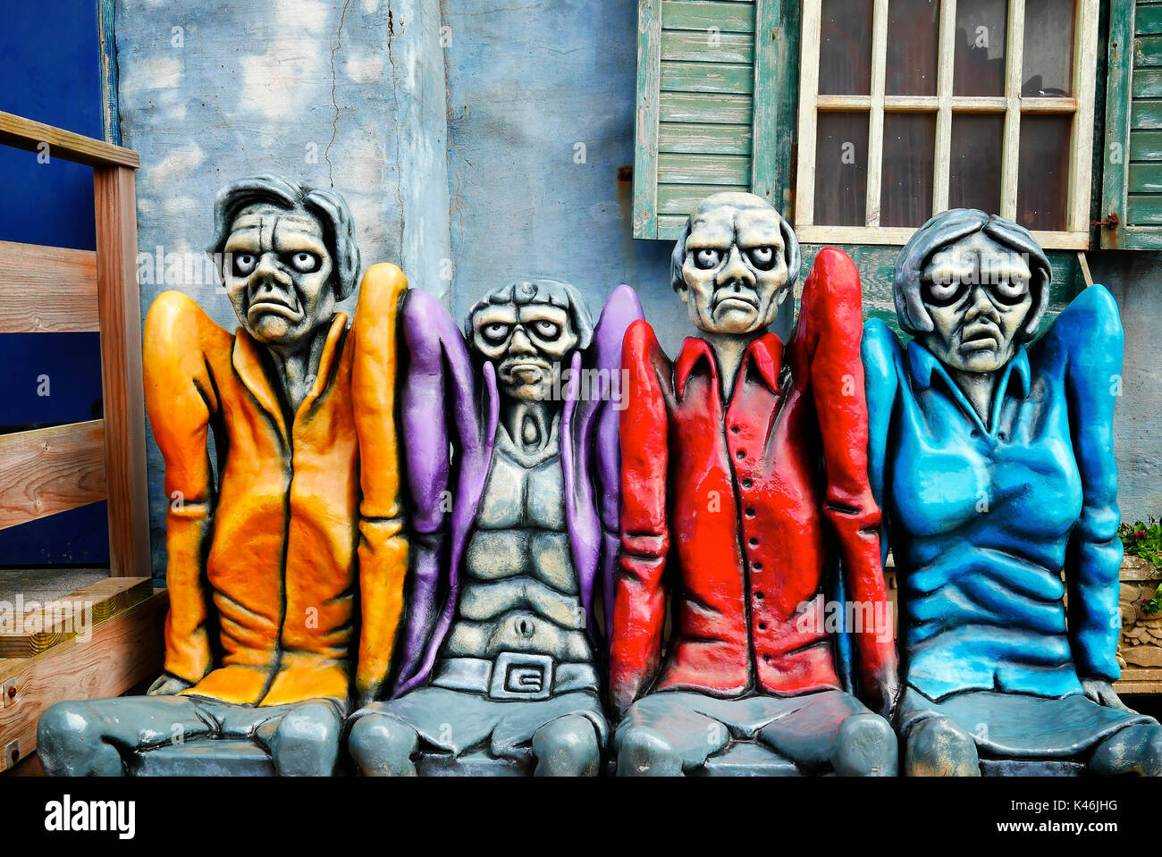 Sitzbank aus Angst Zahlen mit weit aufgerissenen Augen vor Trauma Türme, Haunted Hotel in Blackpool Pleasure Beach Amusement Park Stockfoto