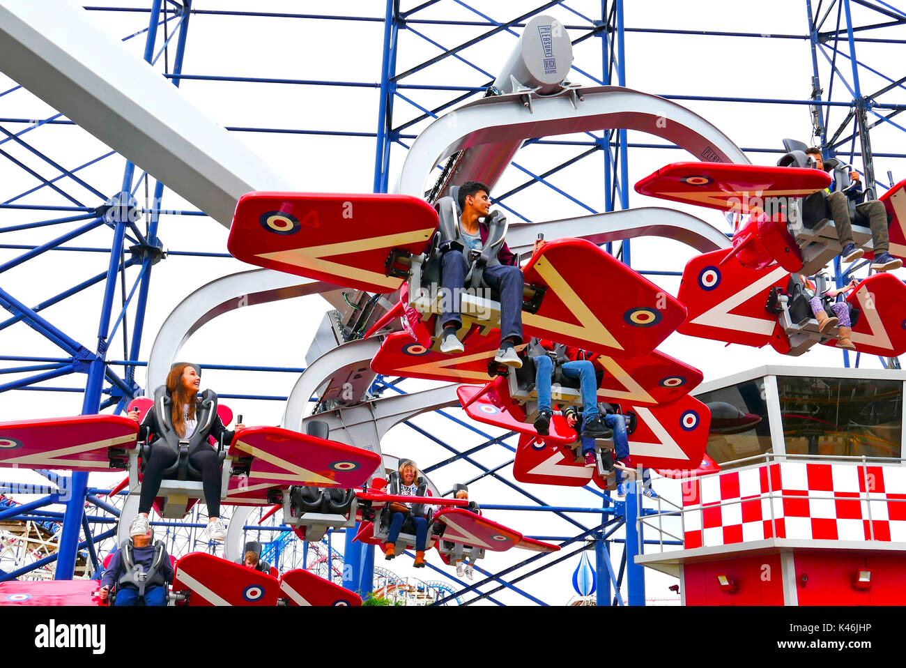 Der rote Pfeil skyforce Fahrt mit Blackpool Pleasure Beach Stockfoto