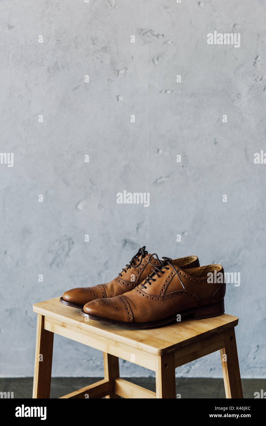 Nahaufnahme der braunen Leder oxford Schuhe auf hölzernen Schemel Stockfoto