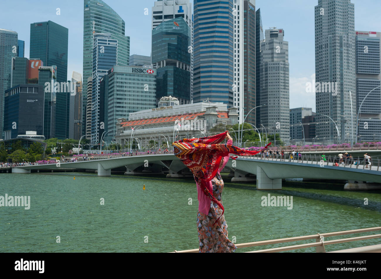 03.09.2017, Singapur, Republik Singapur, Asien - eine Frau gesehen wird, stehen am Ufer des Singapore River in die Marina Bay. Stockfoto