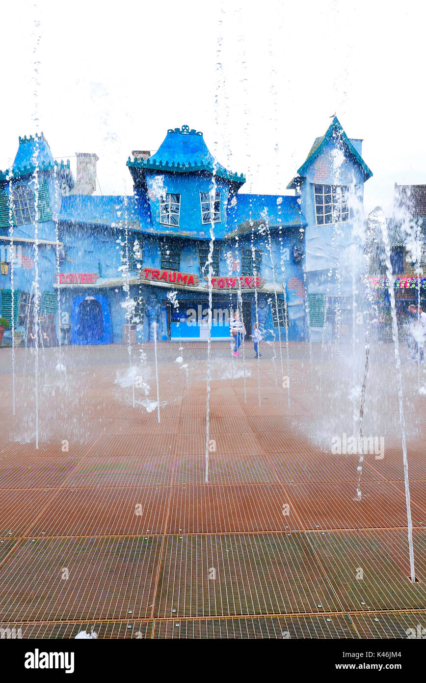 Wasserspiele vor Trauma Türme Haunted Hotel in Blackpool Pleasure Beach Amusement Park Stockfoto