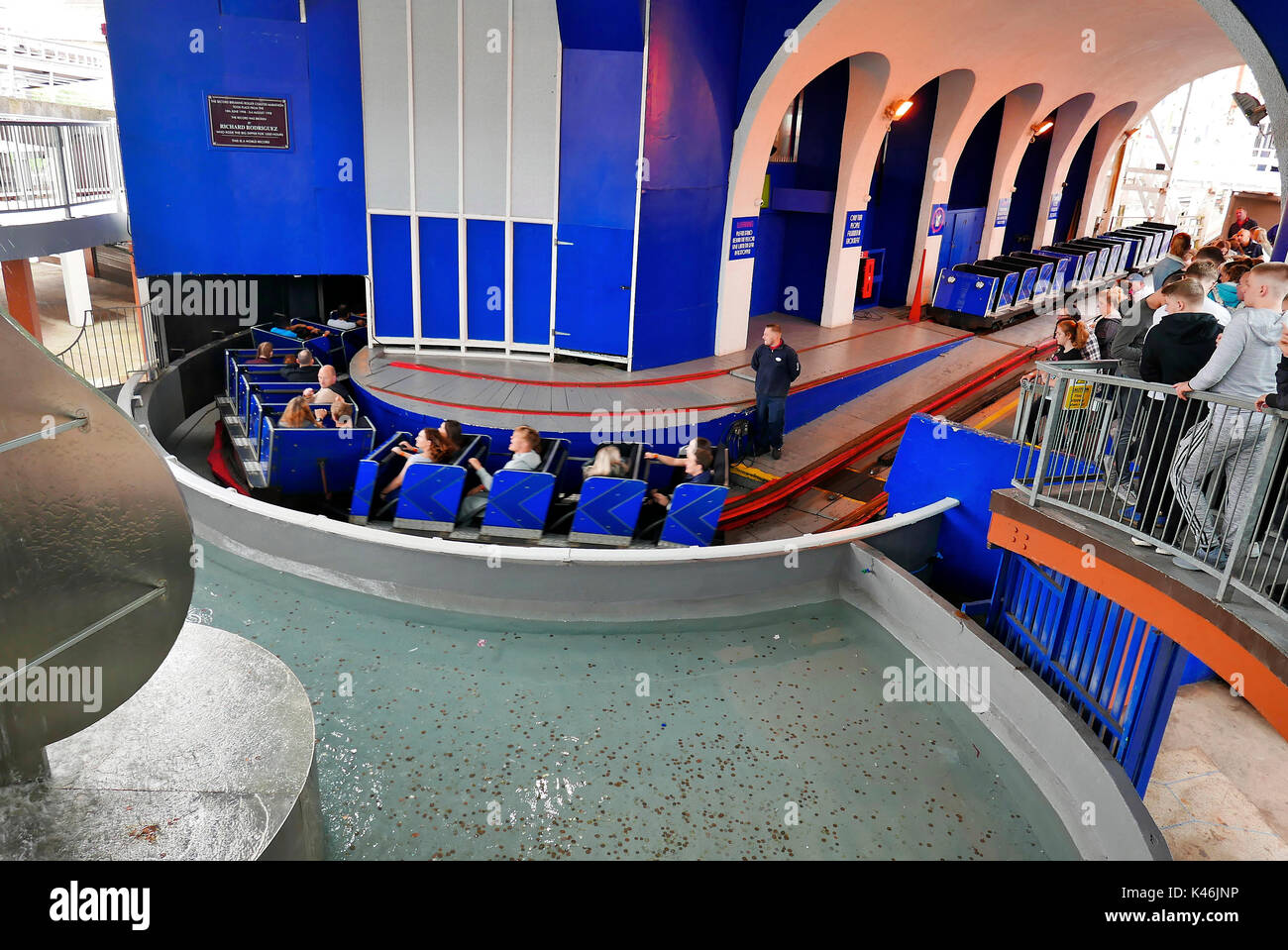 Passagiere in der Halle des Großen Wagens Achterbahnfahrt auf Blackpool Pleasure Beach Amusement Park Stockfoto