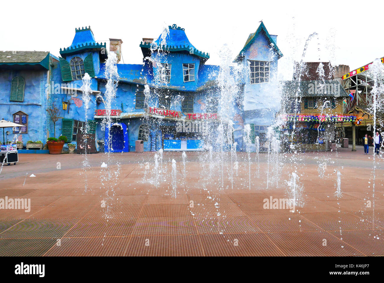 Wasserspiele vor Trauma Türme Haunted Hotel in Blackpool Pleasure Beach Amusement Park Stockfoto