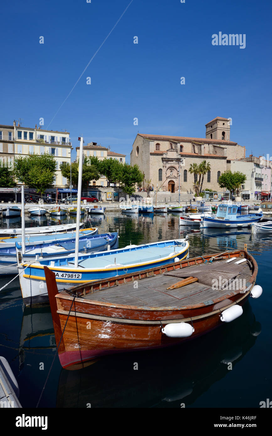 Traditionelle Holzfischerboote bekannt als Pointus im Hafen oder Hafen von La Ciotat Provence Côte d'Azur Frankreich Stockfoto