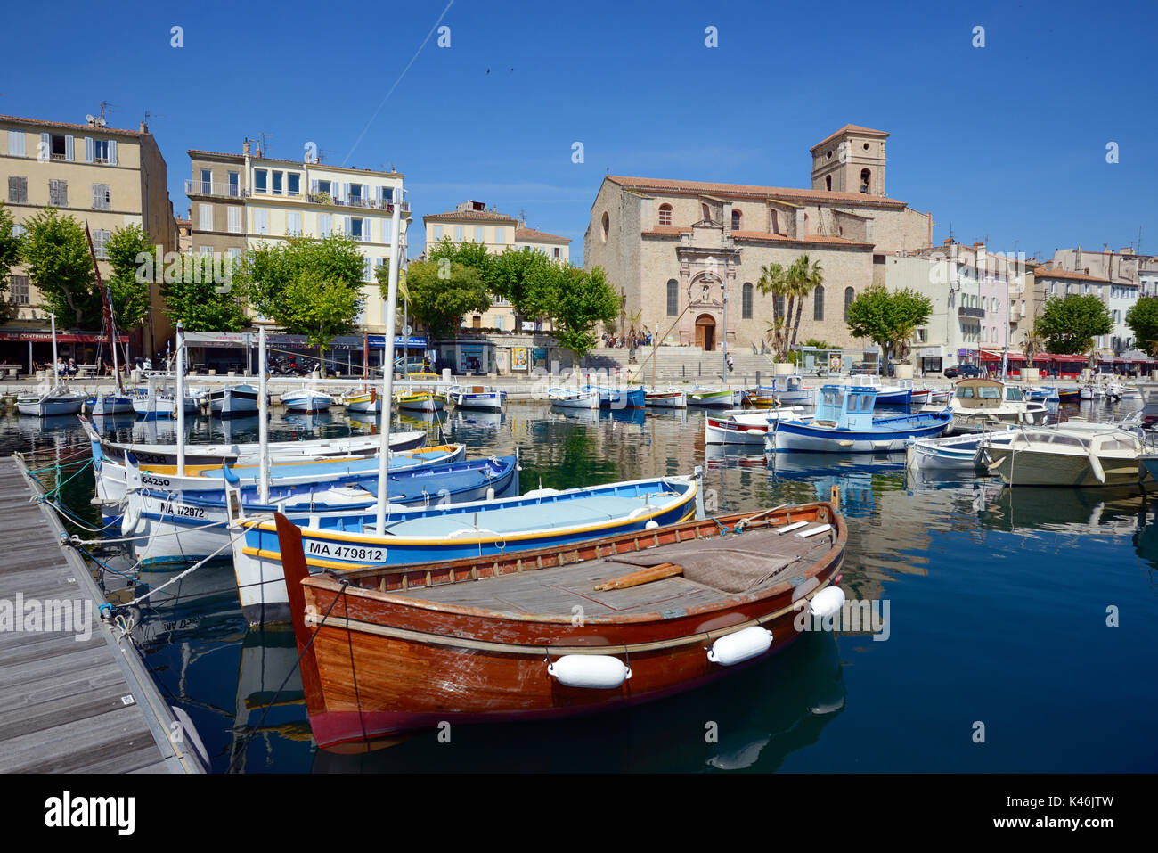 Traditionelle Holzfischerboote bekannt als Pointus im Hafen oder Hafen von La Ciotat Provence Côte d'Azur Frankreich Stockfoto