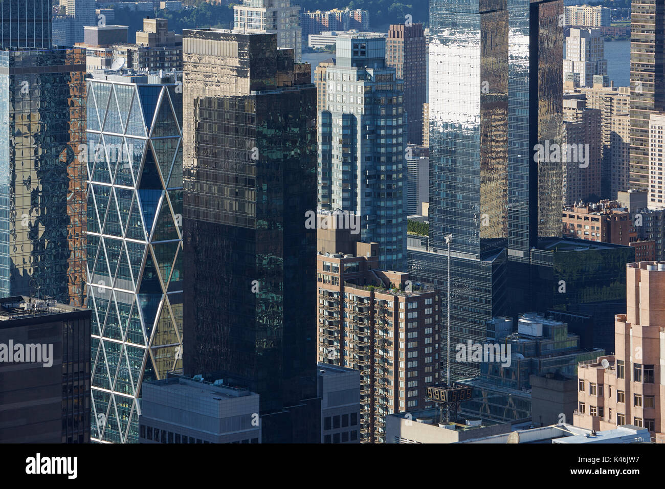 New York City Manhattan Wolkenkratzer Luftaufnahme, Glas Gebäude in der Morgensonne Stockfoto