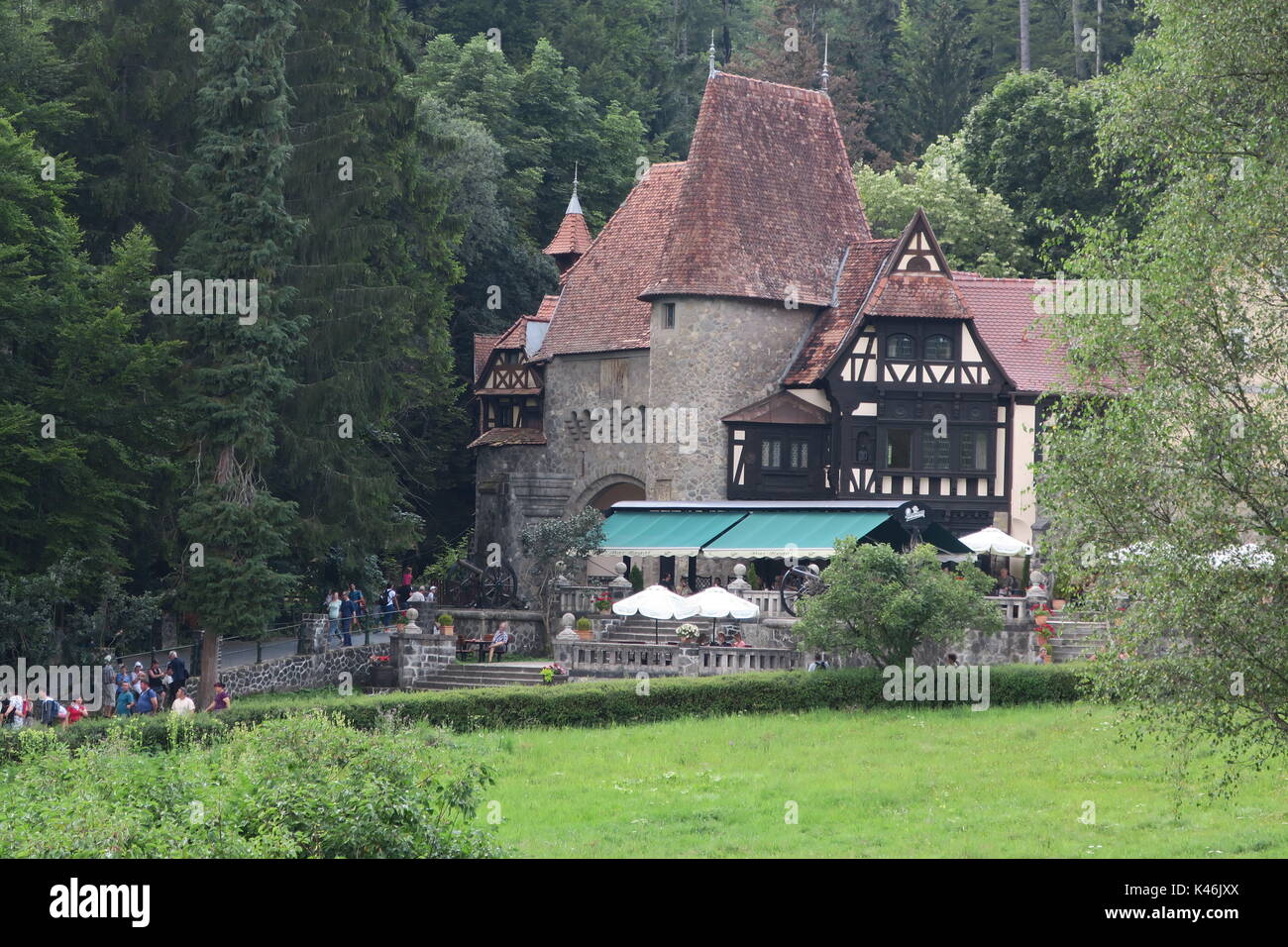 Malerische Haus in der Umgebung von Schloss Peles, Sinaia, Rumänien. schönes altes Haus, gepflegte, ruhige Umgebung, typisch rumänische Stil. Stockfoto