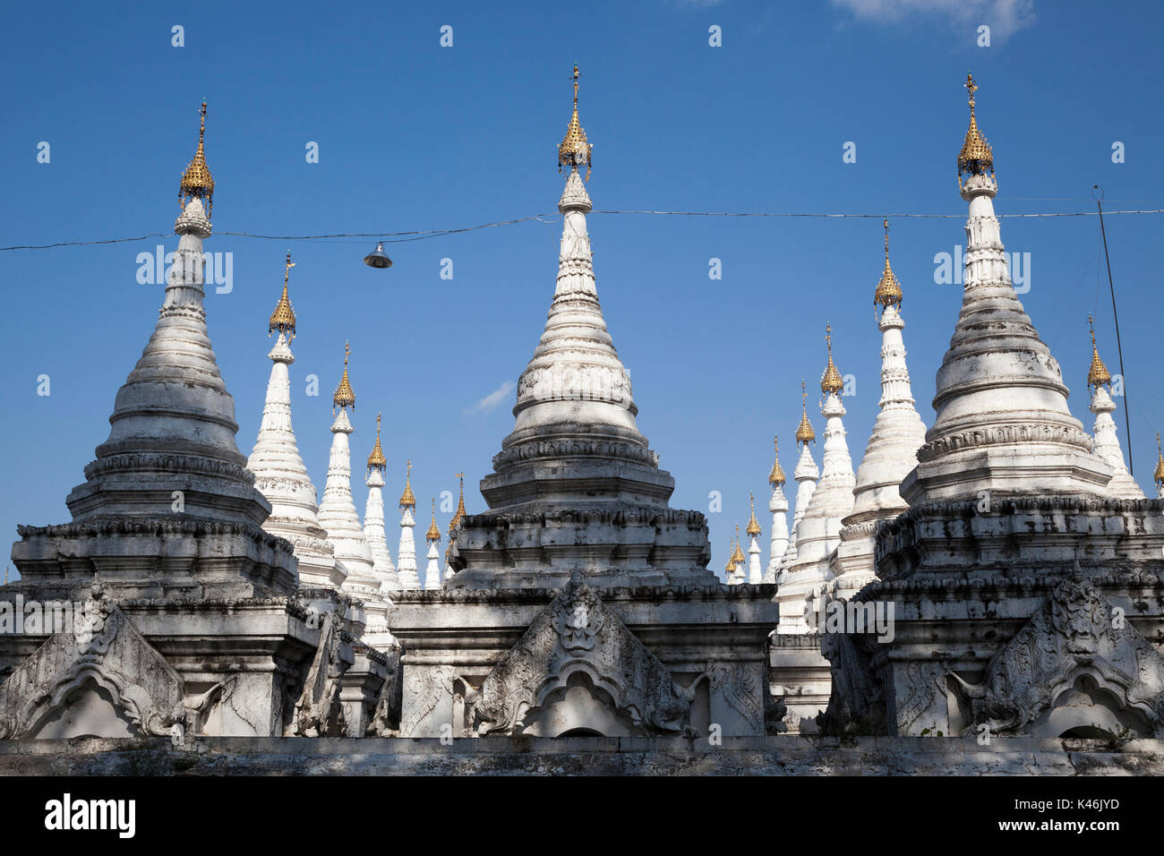 Turmspitzen der Goldene Pagode von Sandamuni Paya, Mandalay, Myanmar. Innerhalb 1774 Platten sind mit der buddhistischen Lehre eingeschrieben. Stockfoto