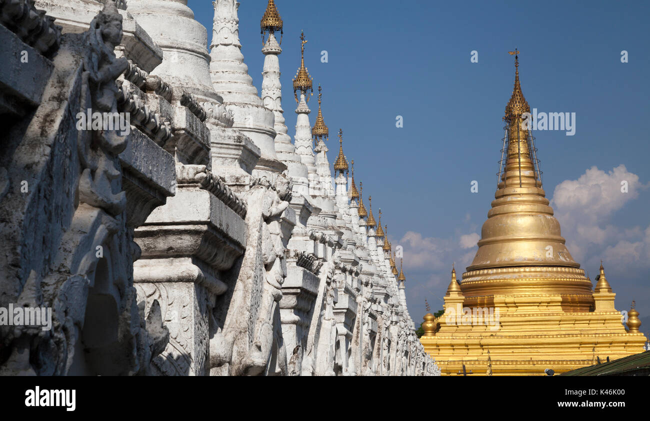 Turmspitzen der Goldene Pagode von Sandamuni Paya, Mandalay, Myanmar. Innerhalb 1774 Platten sind mit der buddhistischen Lehre eingeschrieben. Stockfoto