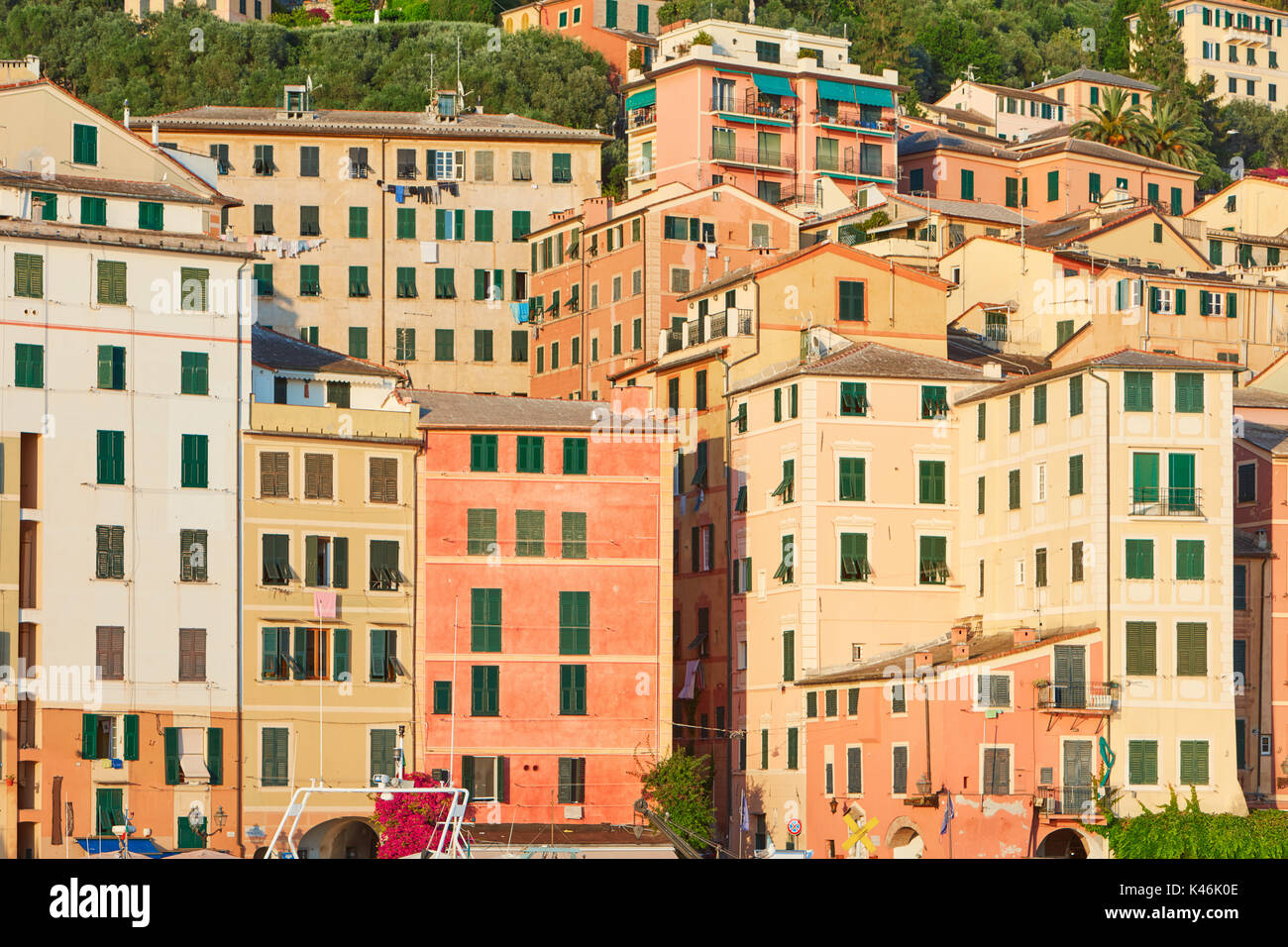 Camogli typisch italienischen Dorf mit bunten Häusern Hintergrund, Ligurien an einem sonnigen Tag Stockfoto