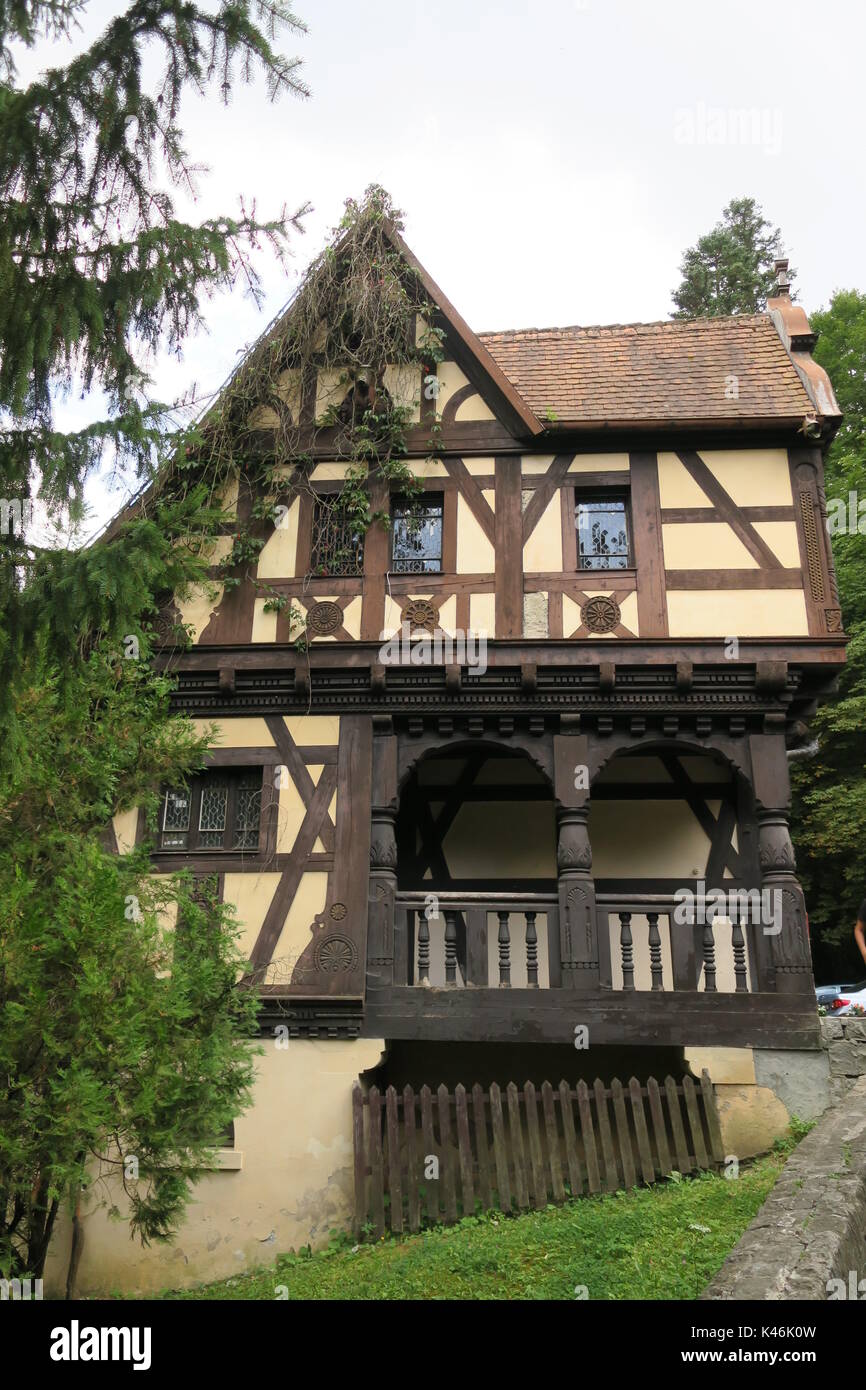 Malerische Haus in der Umgebung von Schloss Peles, Sinaia, Rumänien. schönes altes Haus, gepflegte, ruhige Umgebung, typisch rumänische Stil. Stockfoto