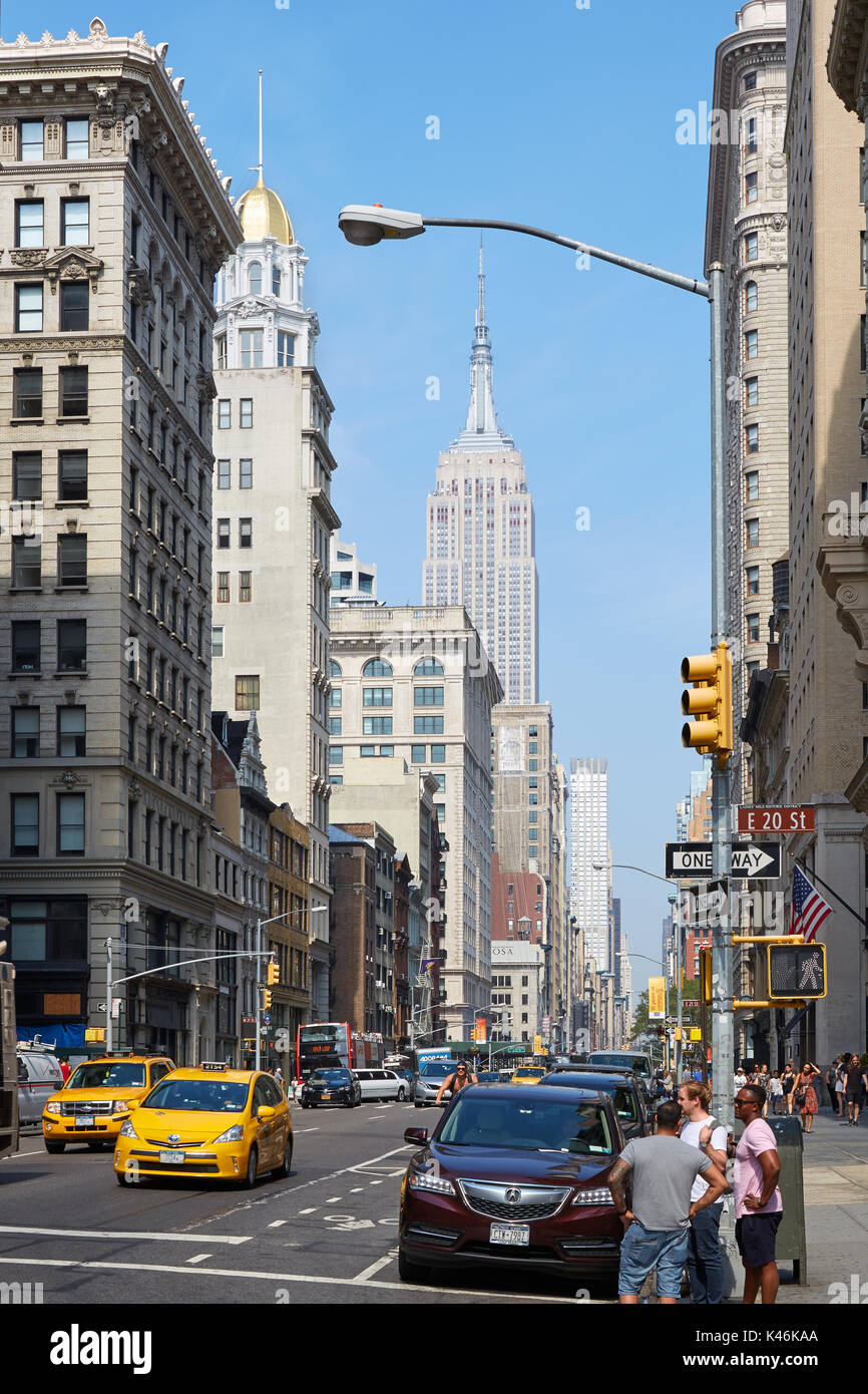 Empire State Building und Fifth Avenue mit den Menschen in einen sonnigen Tag in New York Stockfoto