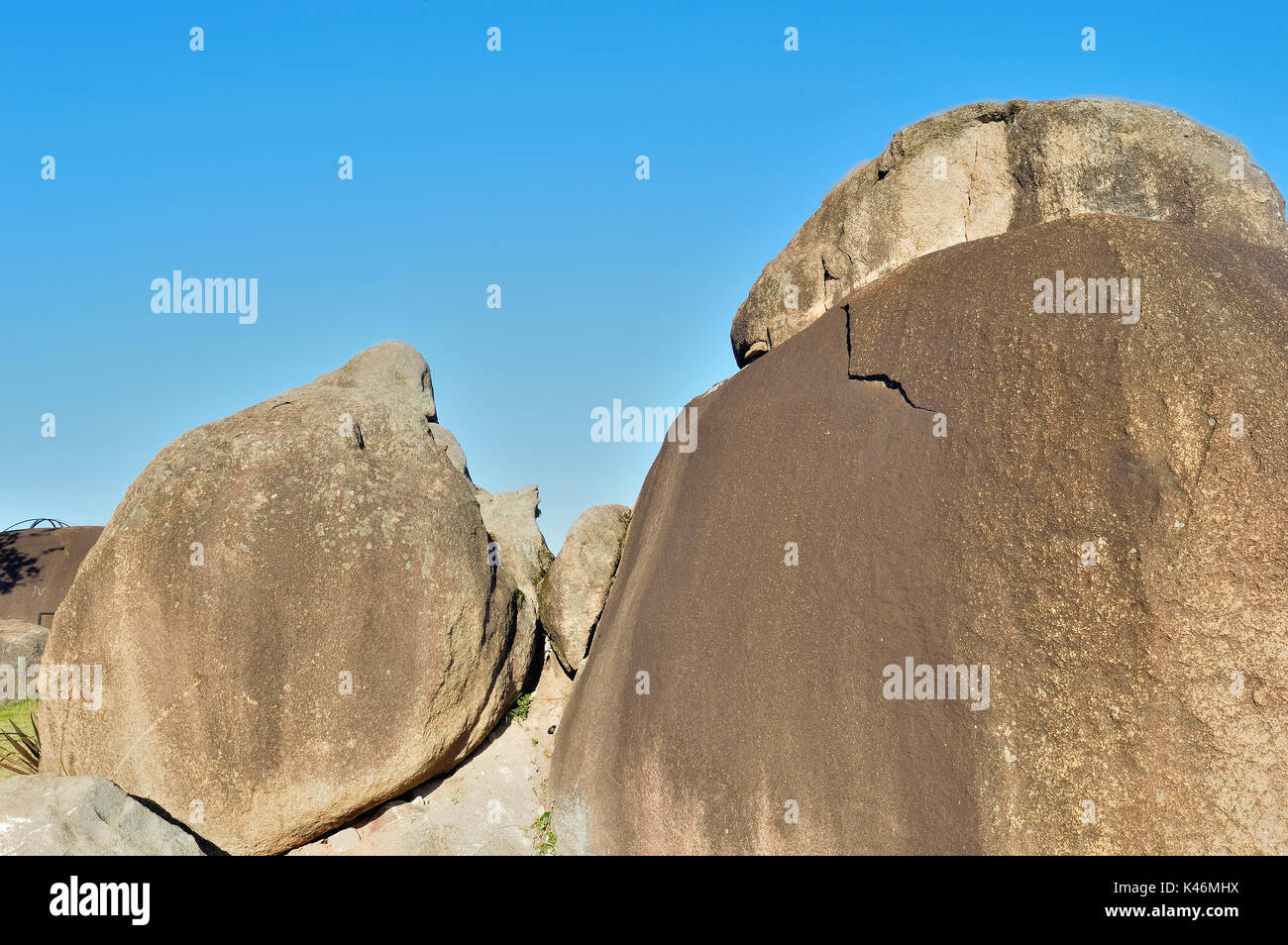 Großen Felsen gegen den klaren blauen Himmel Stockfoto