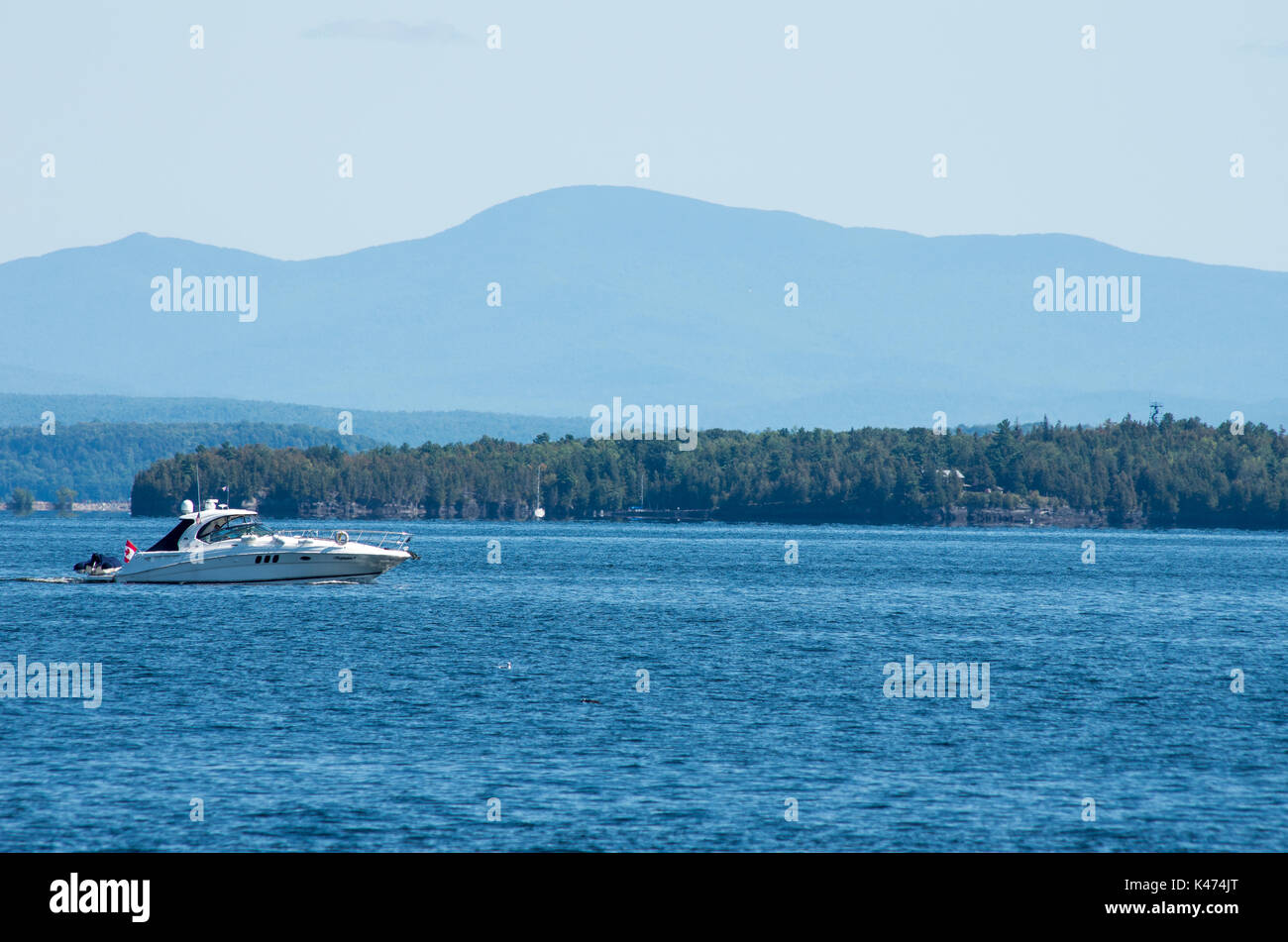 Großes Boot Kreuzfahrt auf dem Lake Champlain mit den grünen Bergen von Vermont im Hintergrund Stockfoto