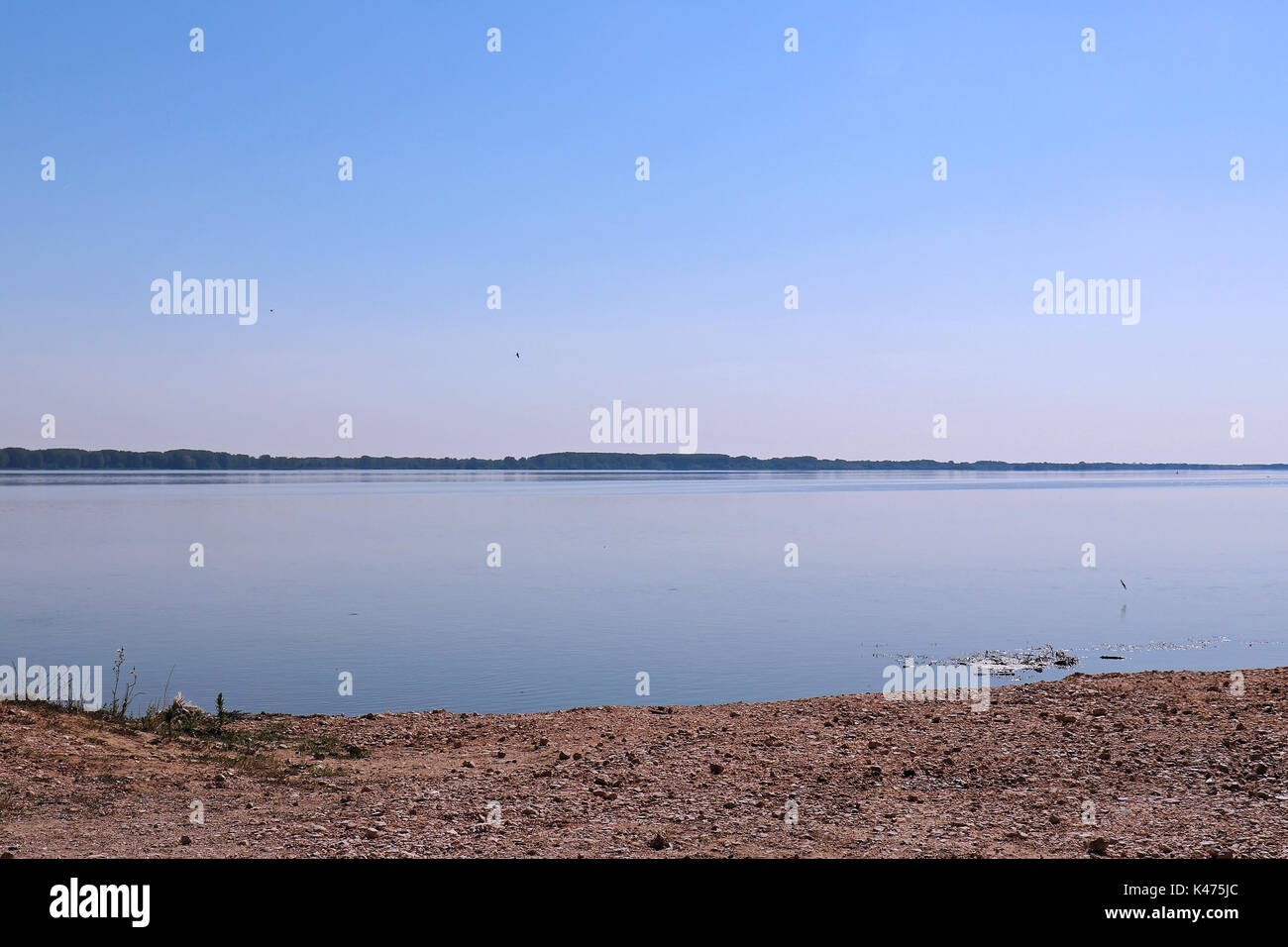 Großer See Küste mit Schmutz gewaschen oben am Ufer Stockfoto
