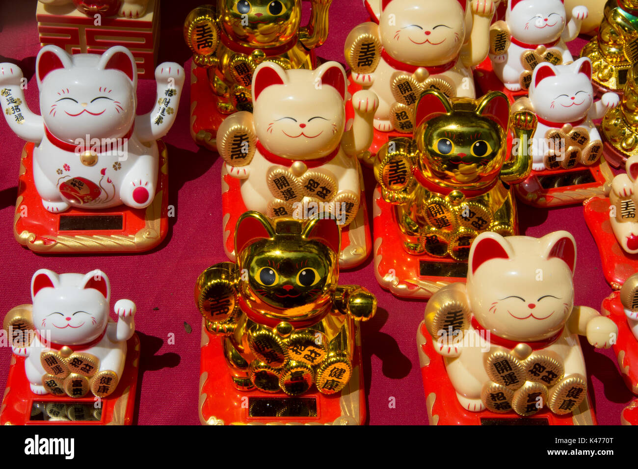 Chinesische winkende Katze Figuren zum Verkauf in der Nähe der Waterloo Street Tempel, Singapur Stockfoto