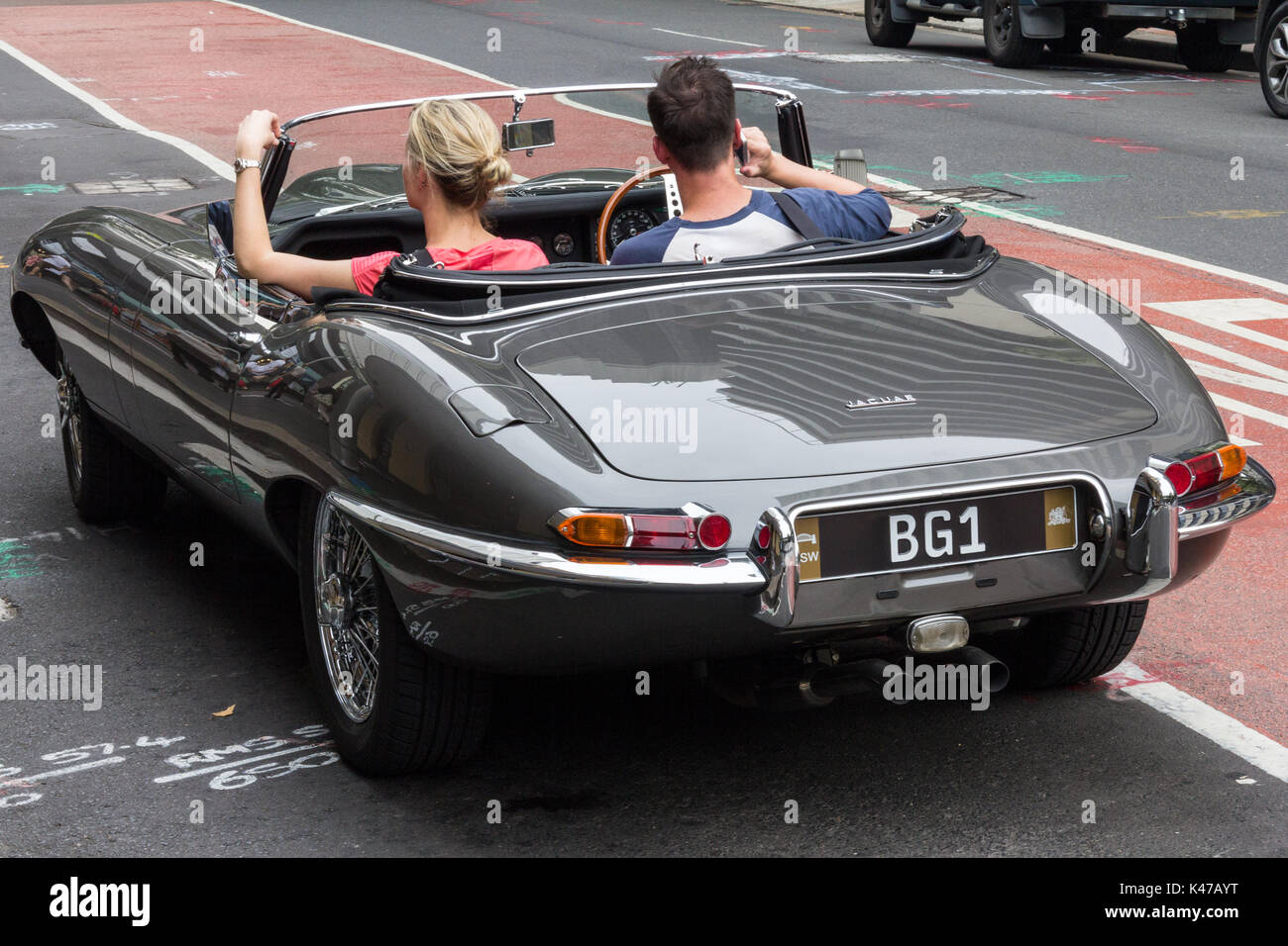 Junges Paar in Jaguar E-type car, Sydney, NSW, New South Wales, Australien Stockfoto