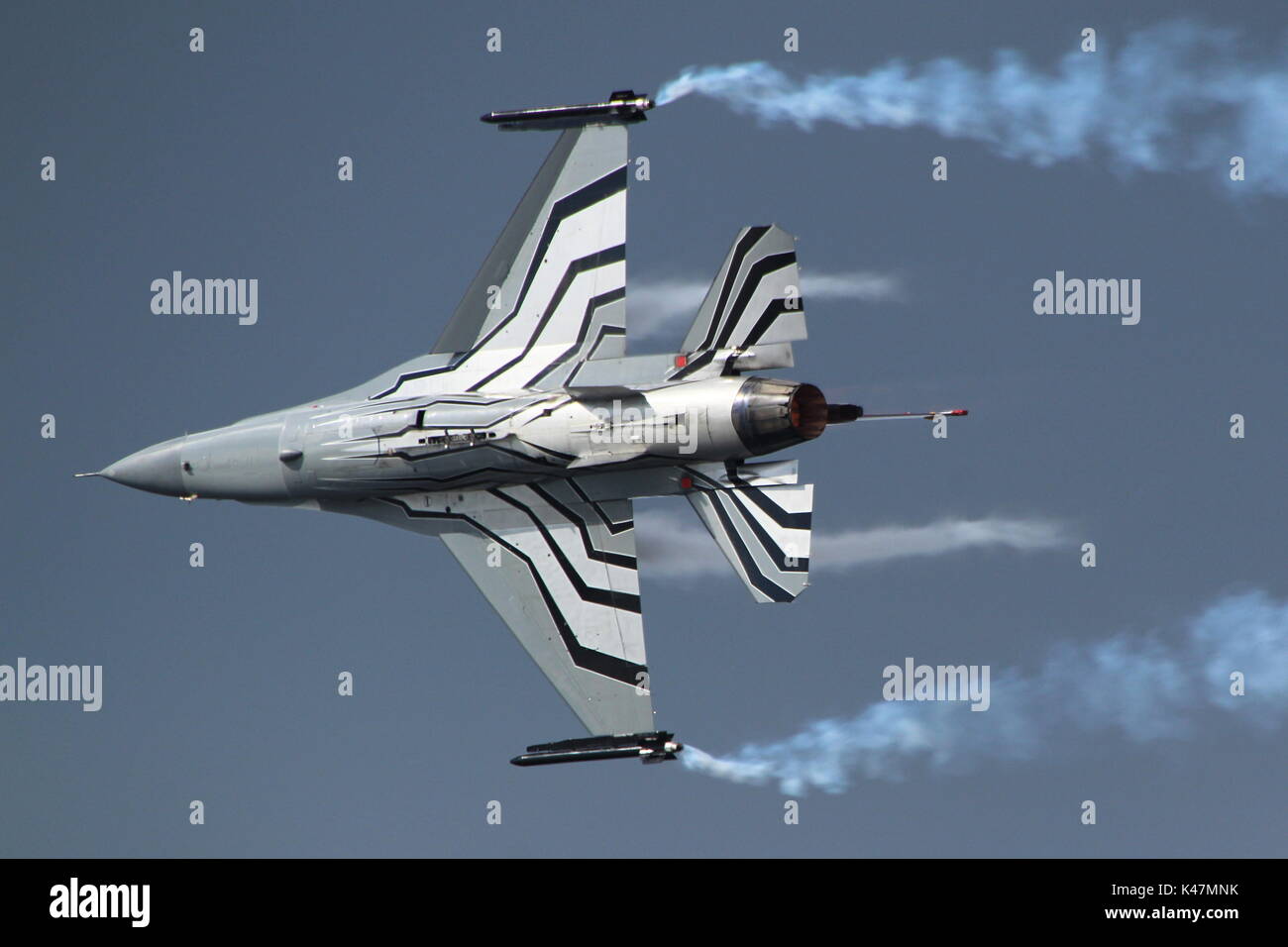 FA-123, eine Lockheed Martin F-16 Fighting Falcon bin durch die belgische Luftwaffe betrieben und führt seine Anzeige Routine über Ayr Bay in Schottland. Stockfoto