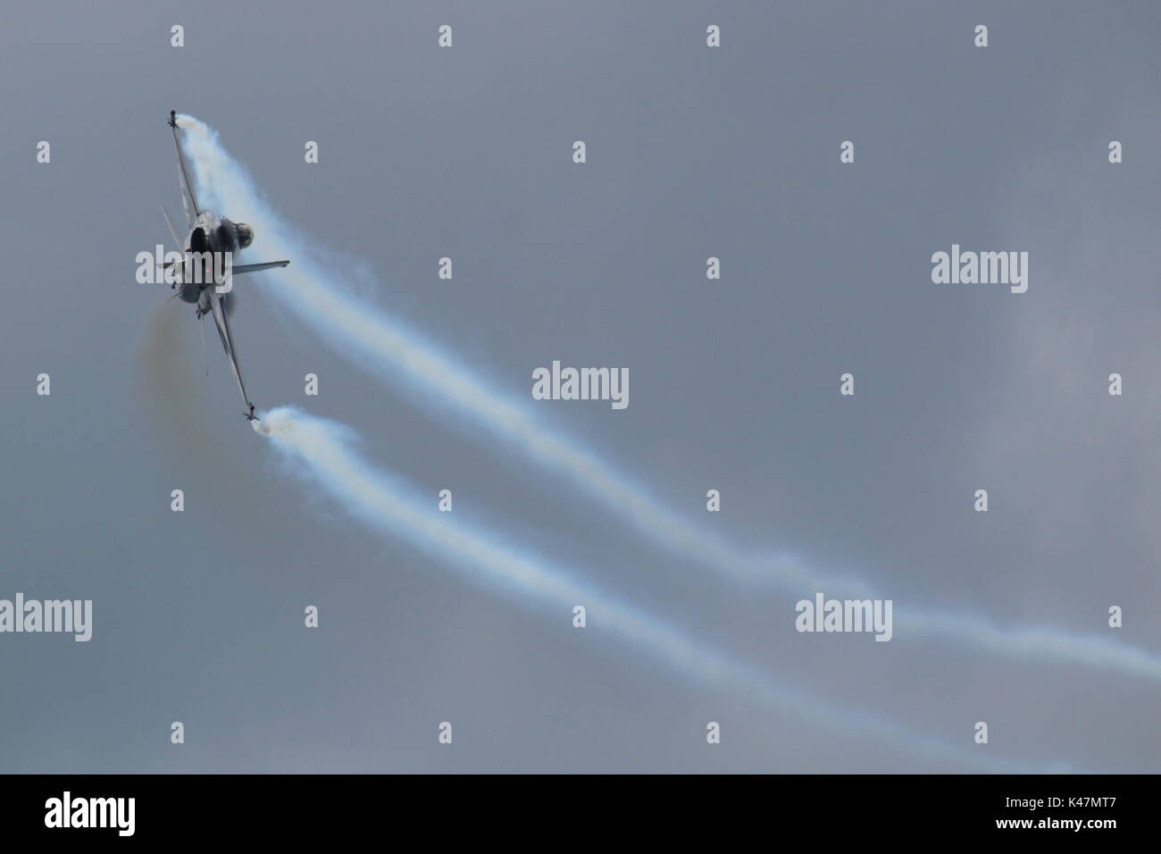 FA-123, eine Lockheed Martin F-16 Fighting Falcon bin durch die belgische Luftwaffe betrieben und führt seine Anzeige Routine über Ayr Bay in Schottland. Stockfoto