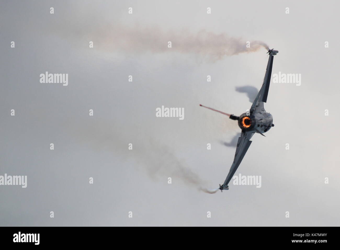 FA-123, eine Lockheed Martin F-16 Fighting Falcon bin durch die belgische Luftwaffe betrieben und führt seine Anzeige Routine über Ayr Bay in Schottland. Stockfoto