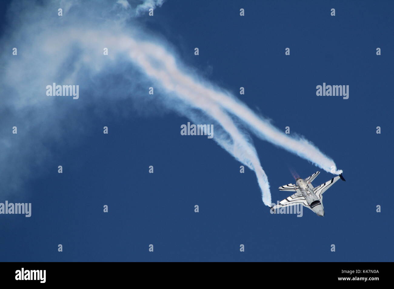 FA-123, eine Lockheed Martin F-16 Fighting Falcon bin durch die belgische Luftwaffe betrieben und führt seine Anzeige Routine über Ayr Bay in Schottland. Stockfoto