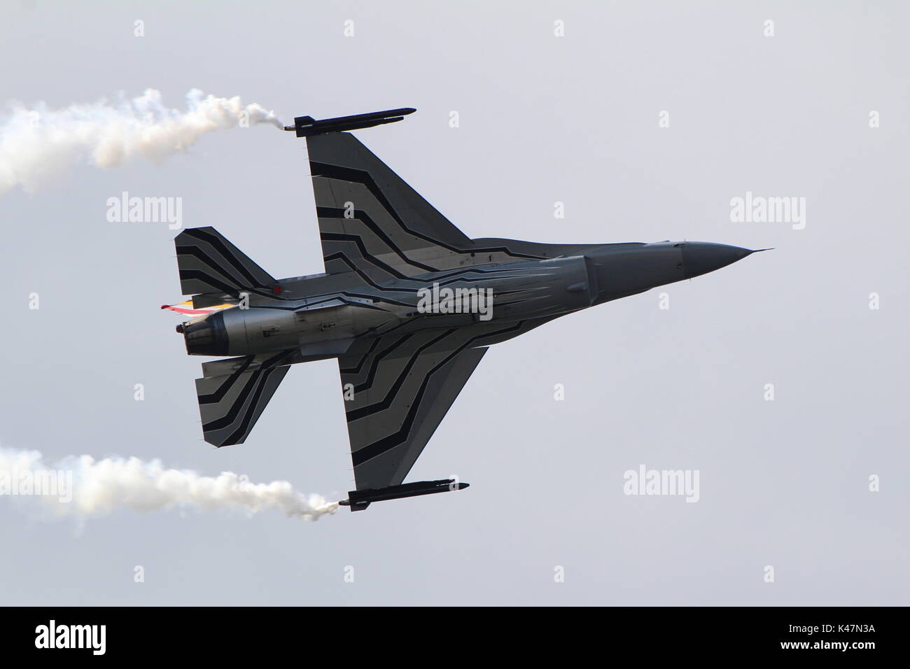 FA-123, eine Lockheed Martin F-16 Fighting Falcon bin durch die belgische Luftwaffe betrieben und führt seine Anzeige Routine über Ayr Bay in Schottland. Stockfoto