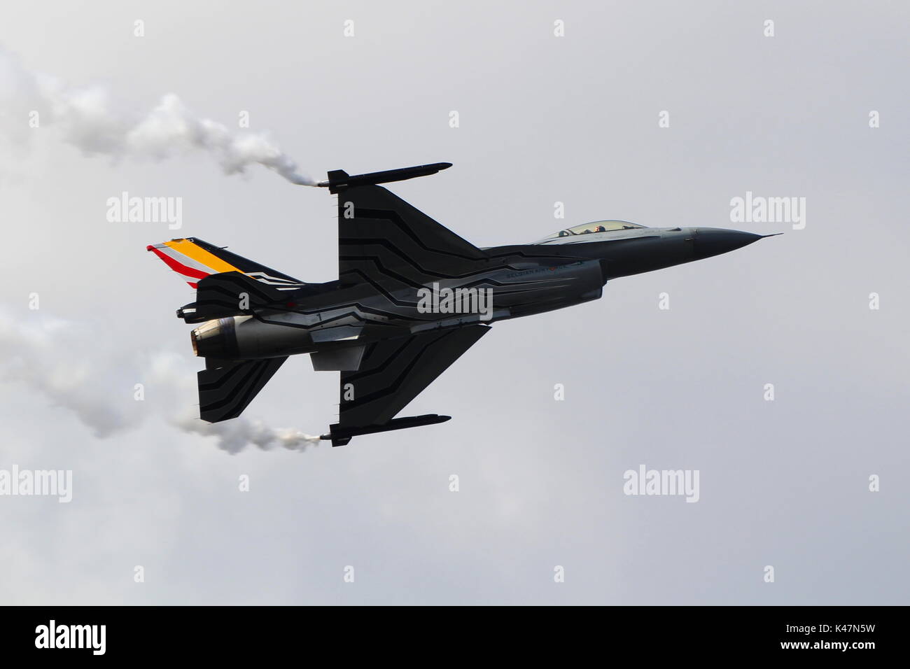 FA-123, eine Lockheed Martin F-16 Fighting Falcon bin durch die belgische Luftwaffe betrieben und führt seine Anzeige Routine über Ayr Bay in Schottland. Stockfoto