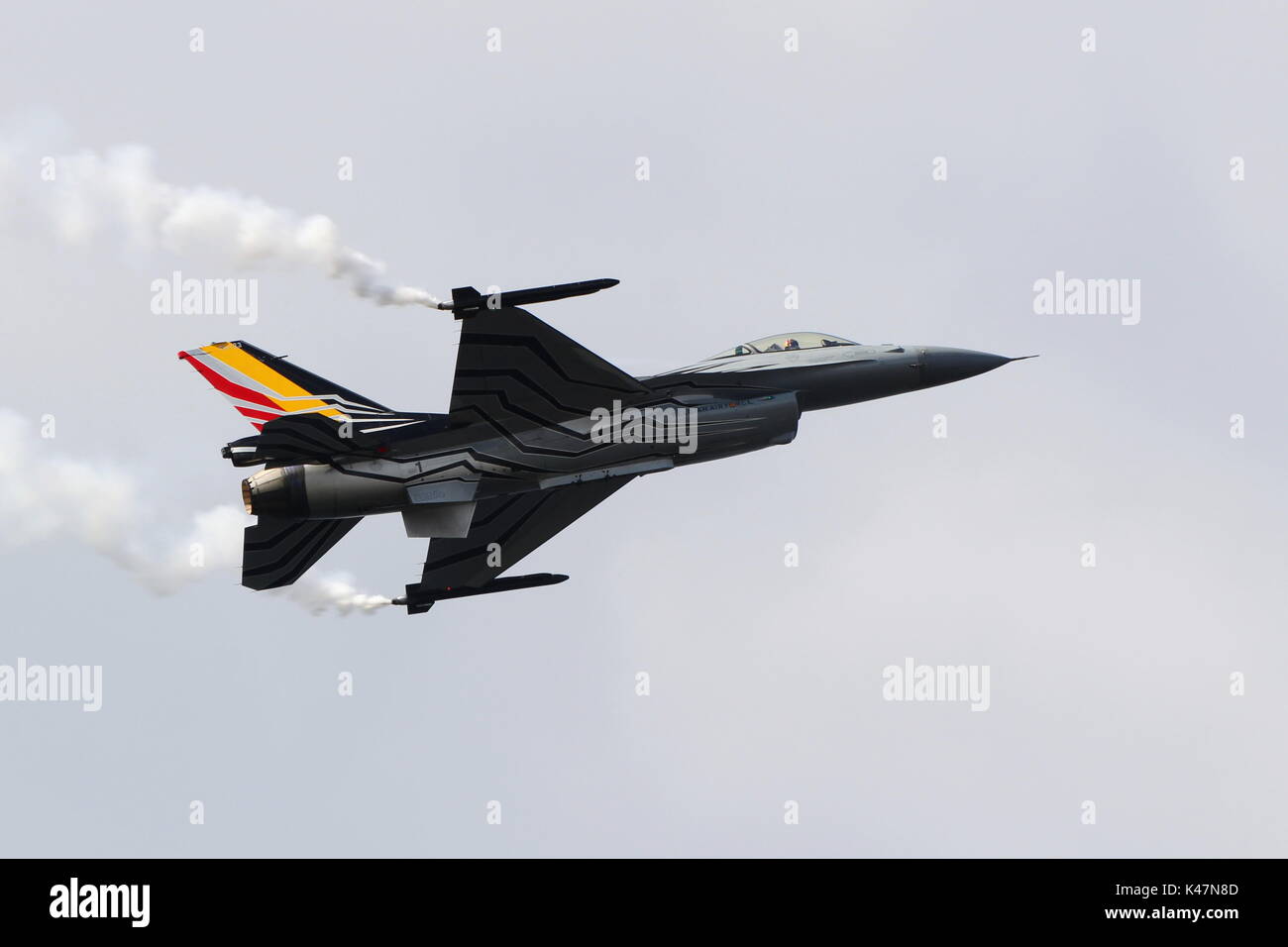 FA-123, eine Lockheed Martin F-16 Fighting Falcon bin durch die belgische Luftwaffe betrieben und führt seine Anzeige Routine über Ayr Bay in Schottland. Stockfoto