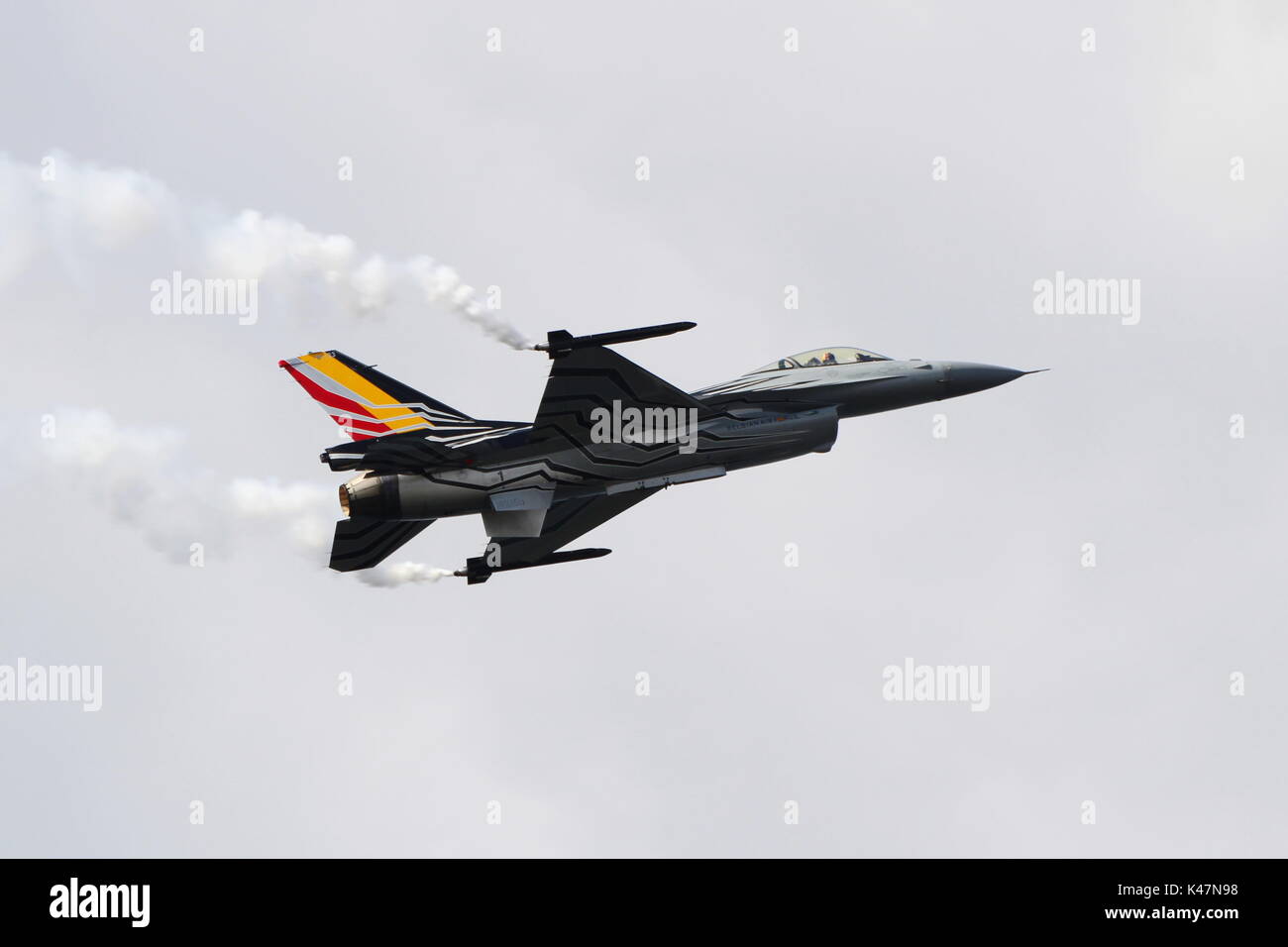 FA-123, eine Lockheed Martin F-16 Fighting Falcon bin durch die belgische Luftwaffe betrieben und führt seine Anzeige Routine über Ayr Bay in Schottland. Stockfoto