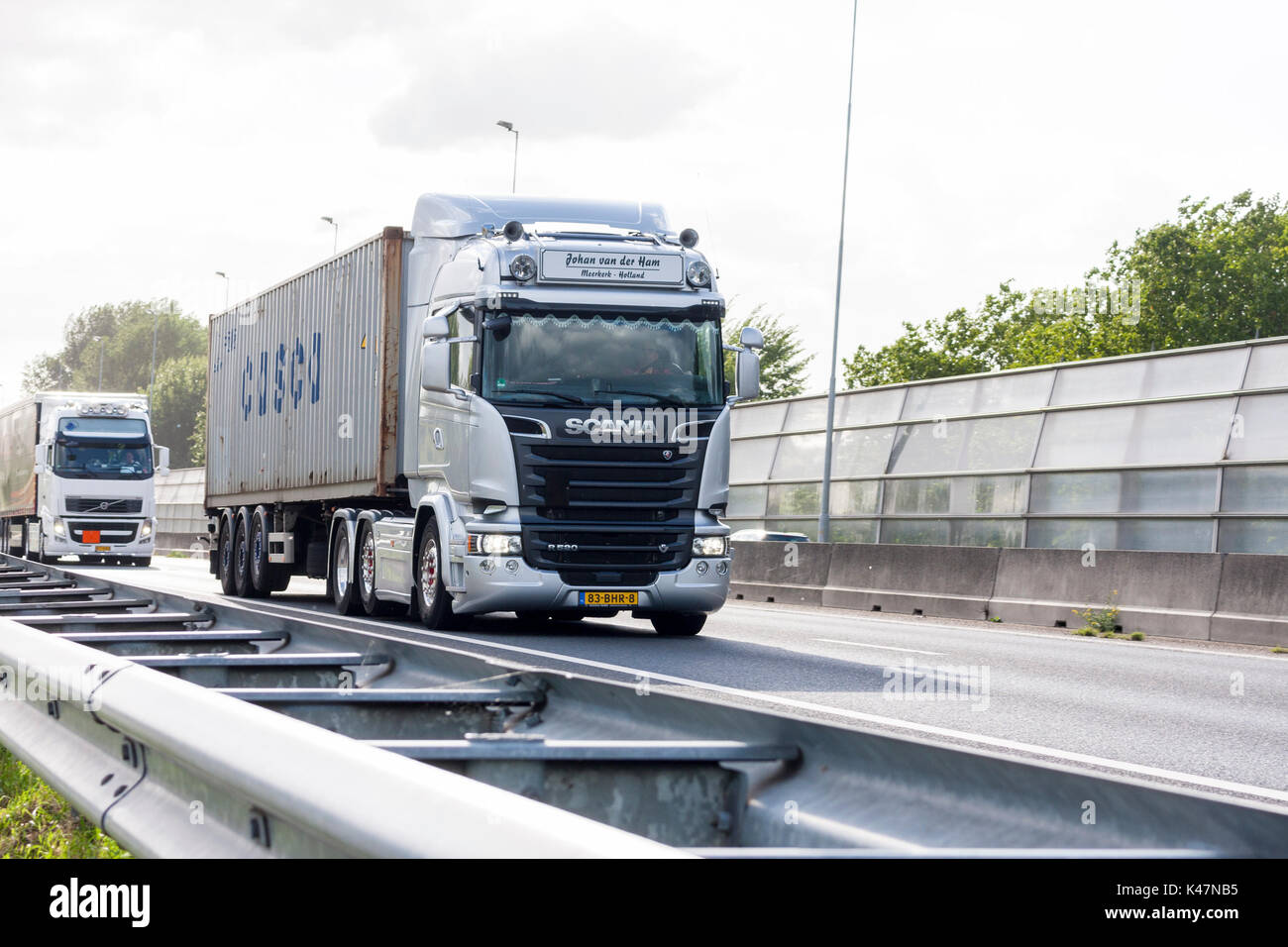 Scania R520 Transport Lkw entlang der Autobahn A 15 in Sliedrecht, Niederlande fahren Stockfoto