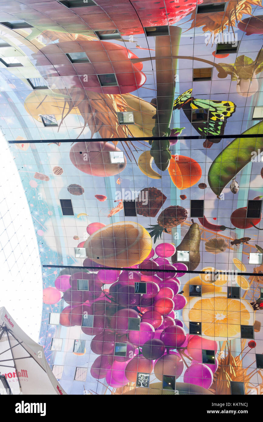 Ein Blick auf das Kunstwerk 'Hoorn des Überladungen" von Arno Coenen an der Decke des Markthal, Rotterdam, Niederlande Stockfoto