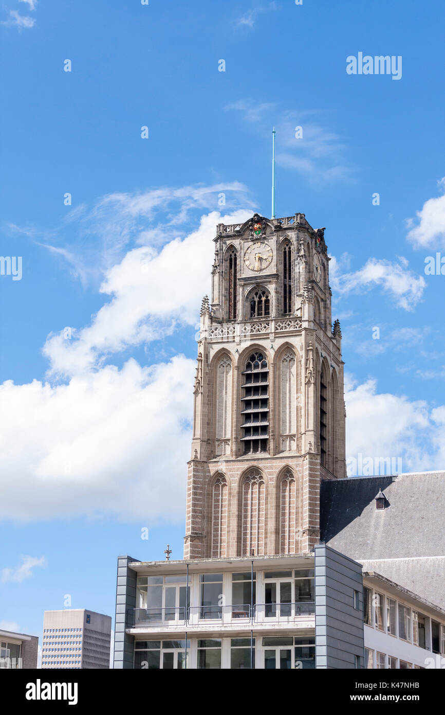 Der Turm von Grote der Sint-Laurenskerk (Große oder St. Laurentius Kirche), Rotterdam, Niederlande Stockfoto