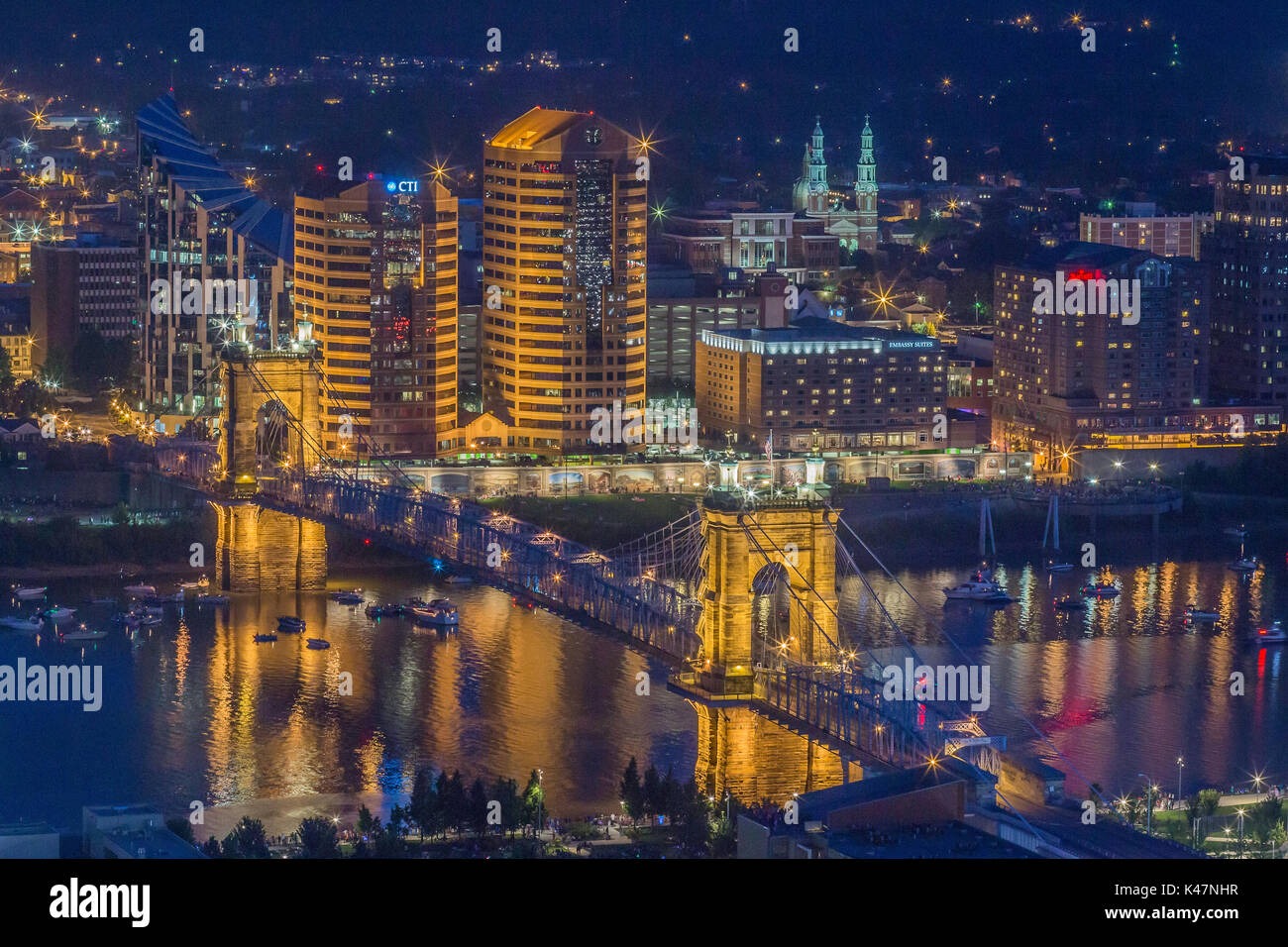 Bild von Covington, Kentucky, Ohio River und Suspension Bridge. Stockfoto